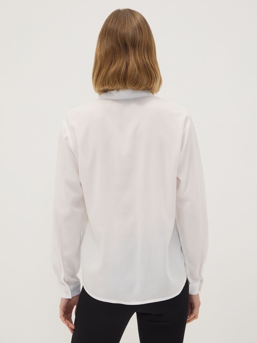 Camicia bianca in pura viscosa con colletto classico regular fit_3