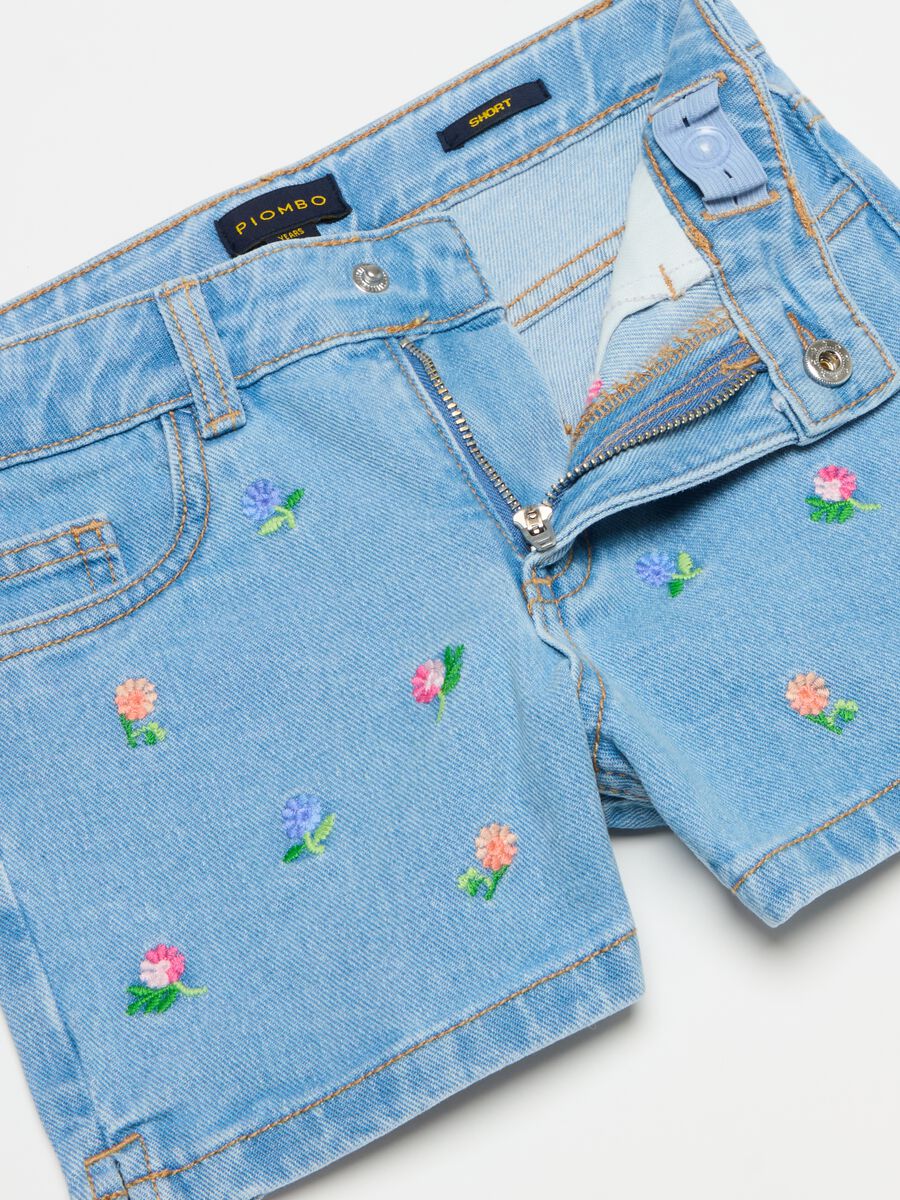 Denim shorts with flowers embroidery_5