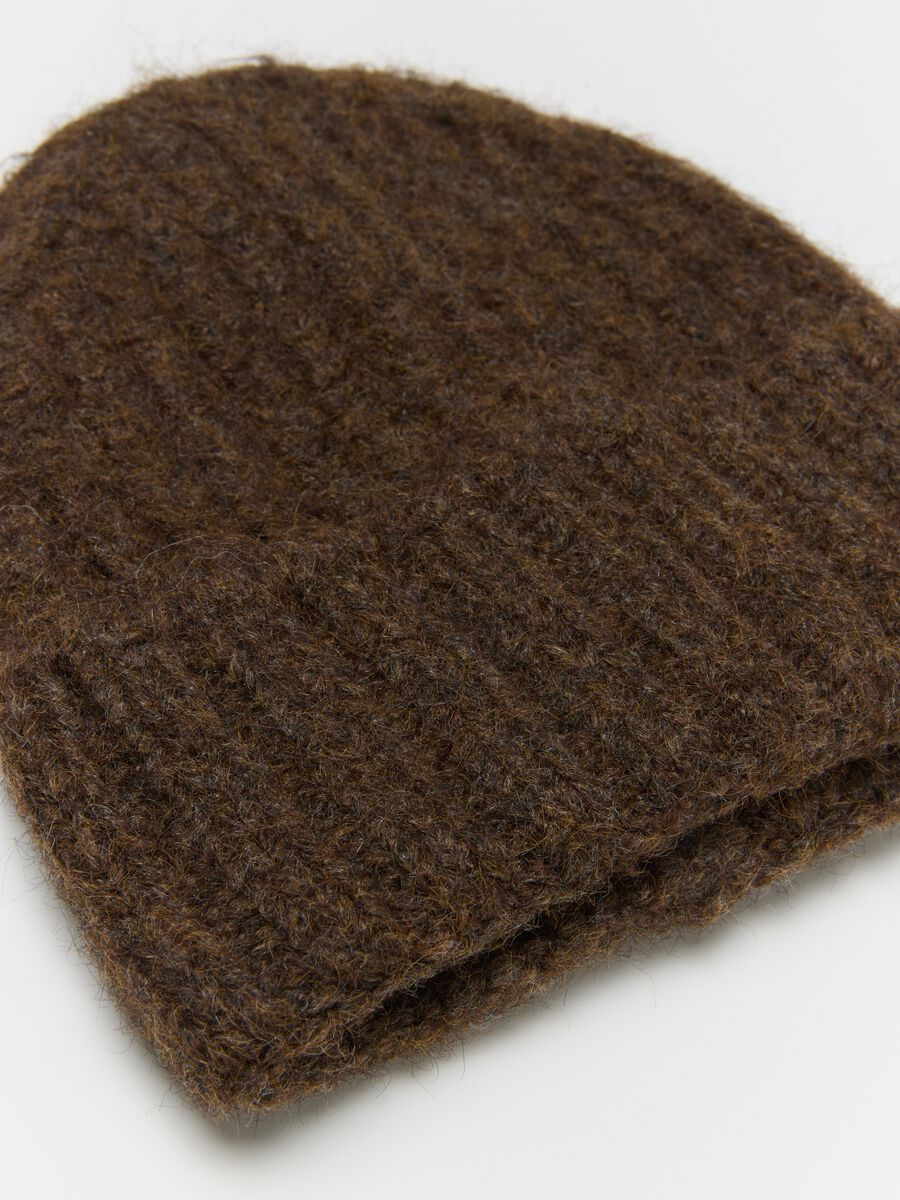 Berretto marrone lavorato in maglia jersey_1
