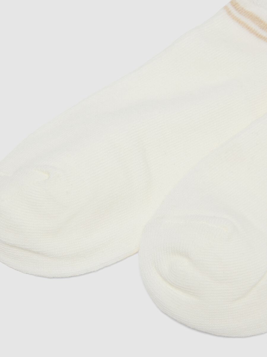 White ankle socks in stretchy cotton blend with stripes_1