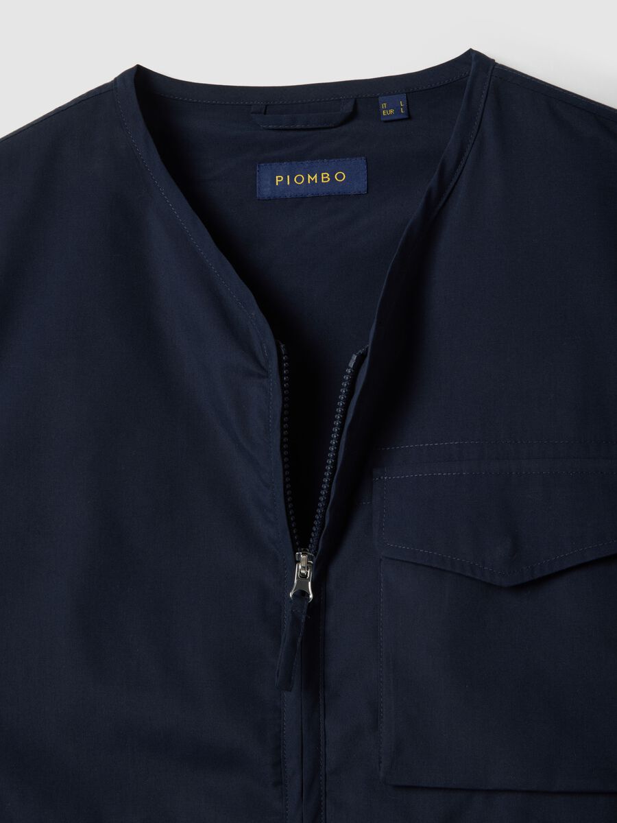 Gilet blu regular fit con zip e tasche frontali_5