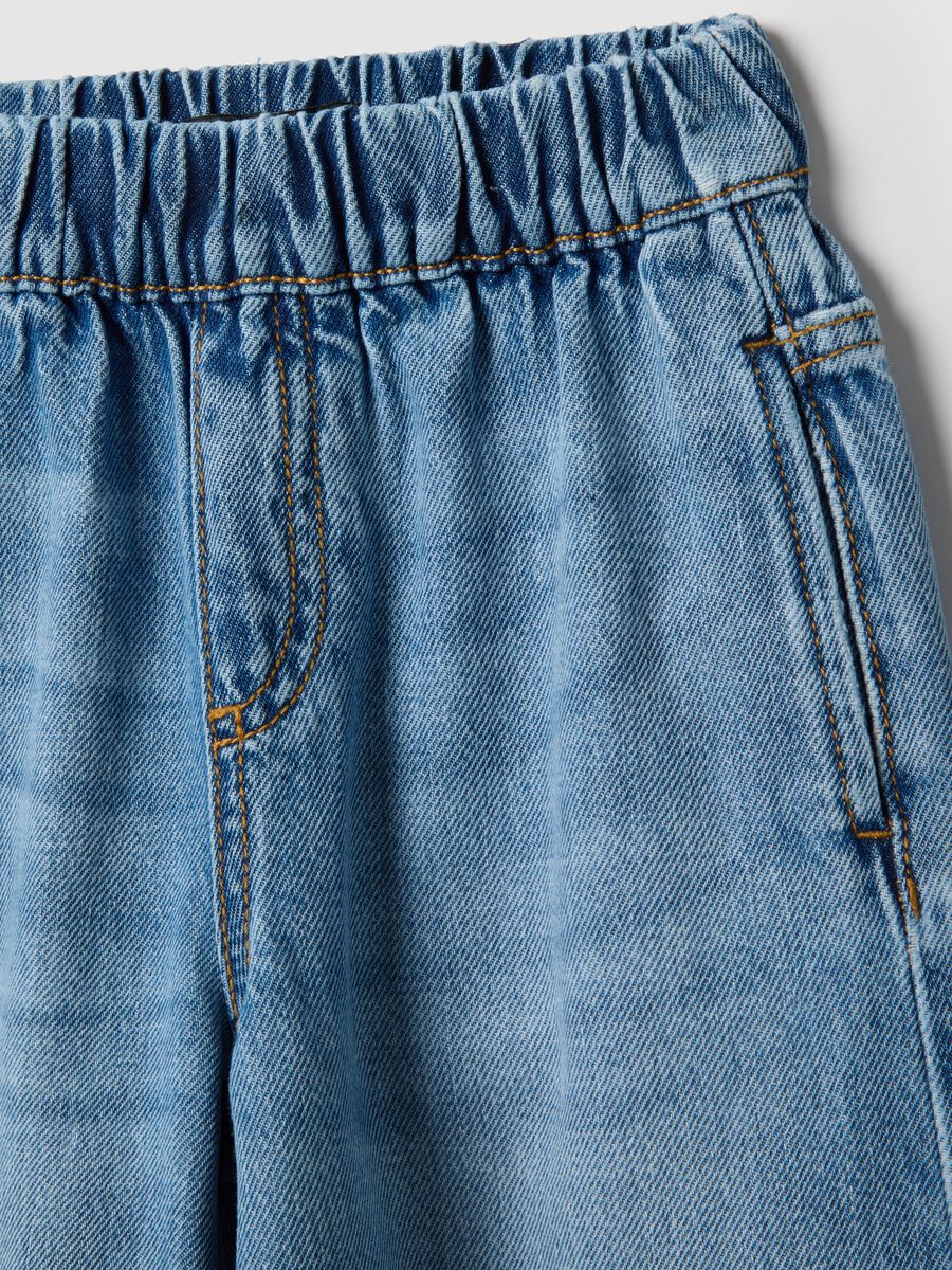 Jeans in puro cotone azzurri a gamba larga per bambina_2