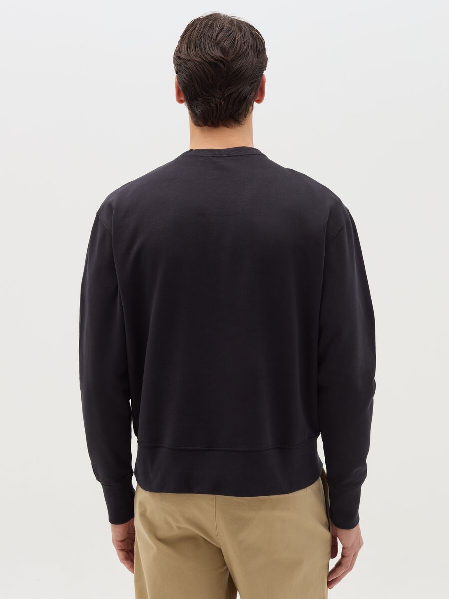 Round neck sweatshirt with print_3