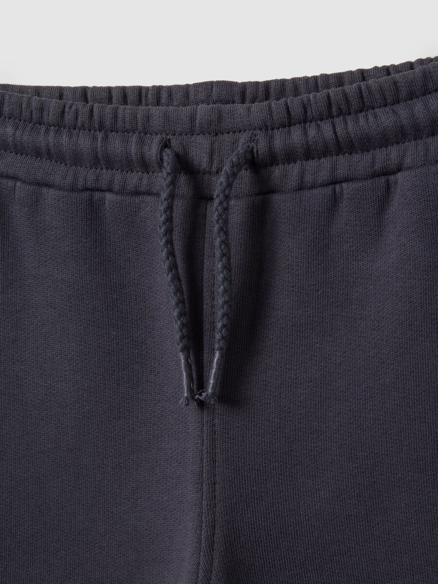 Multicolour pure cotton sweatshirt and trousers set for boys - regular fit_2