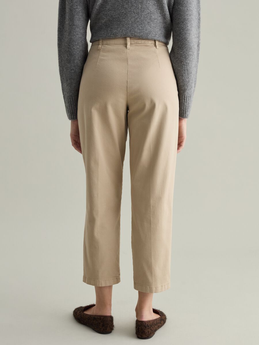 Pantalone chino con pinces_3