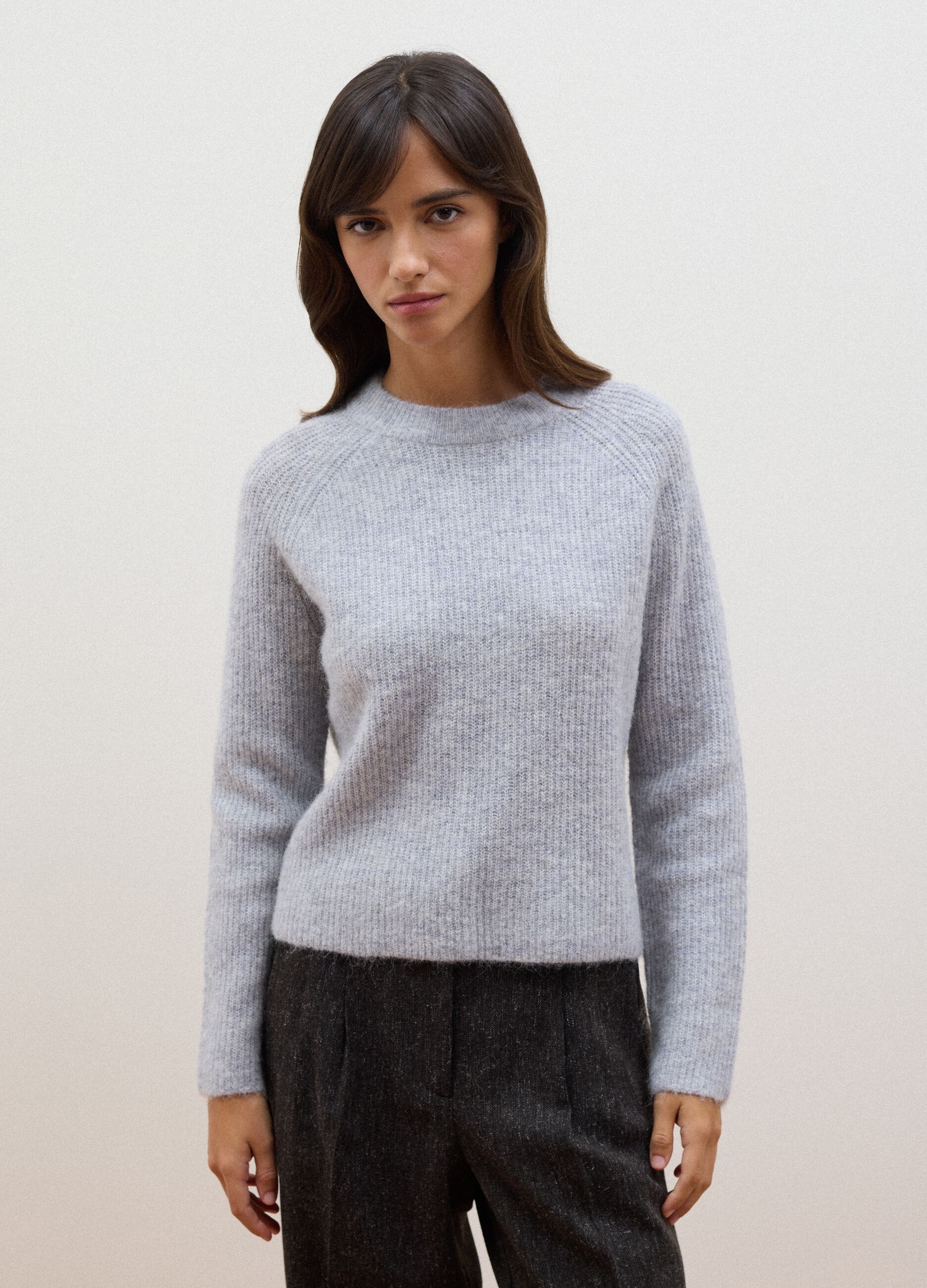 Maglia grigia in lana e alpaca elasticizzato girocollo