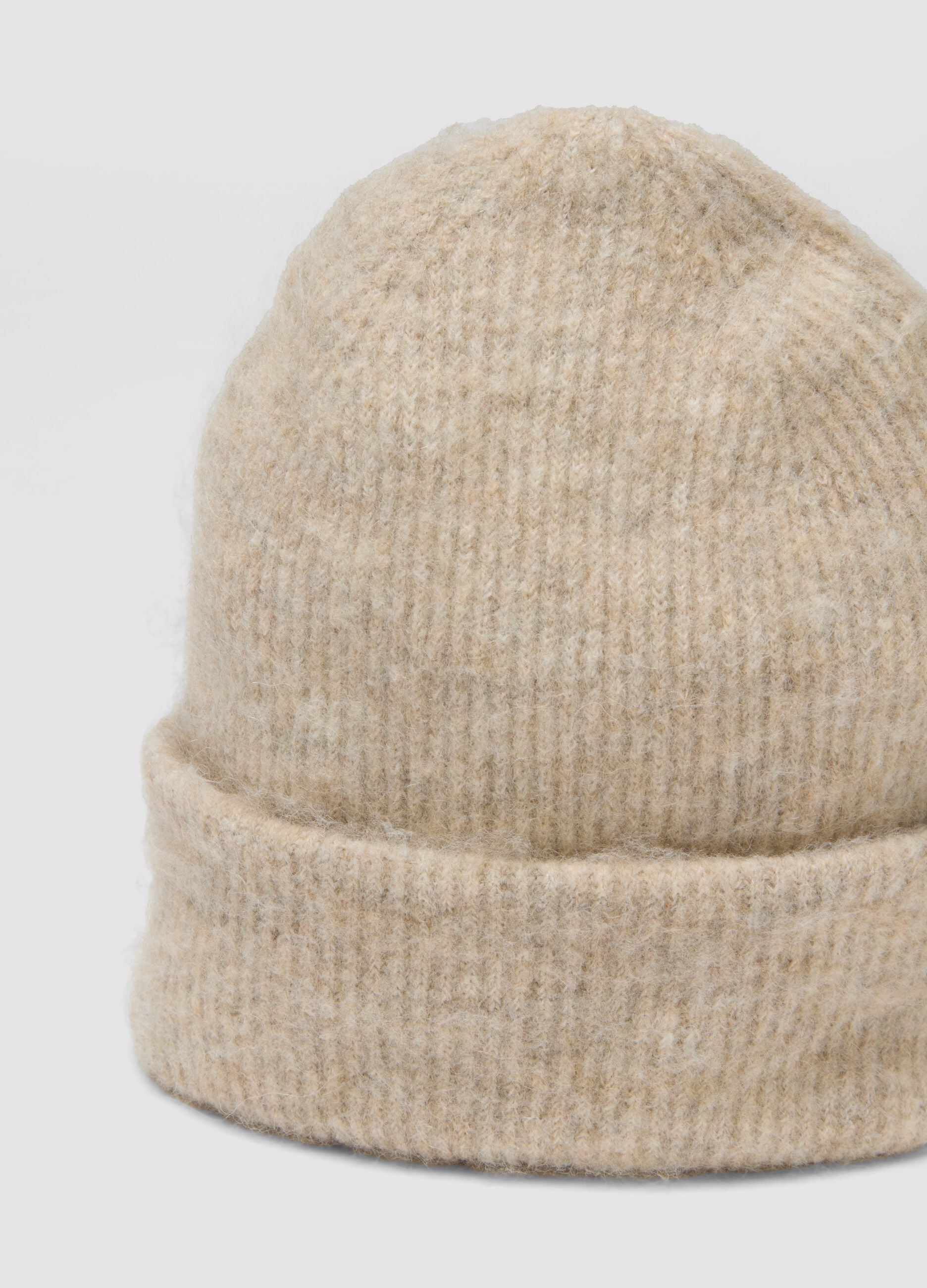 Cappello beige in lana e alpaca elasticizzato