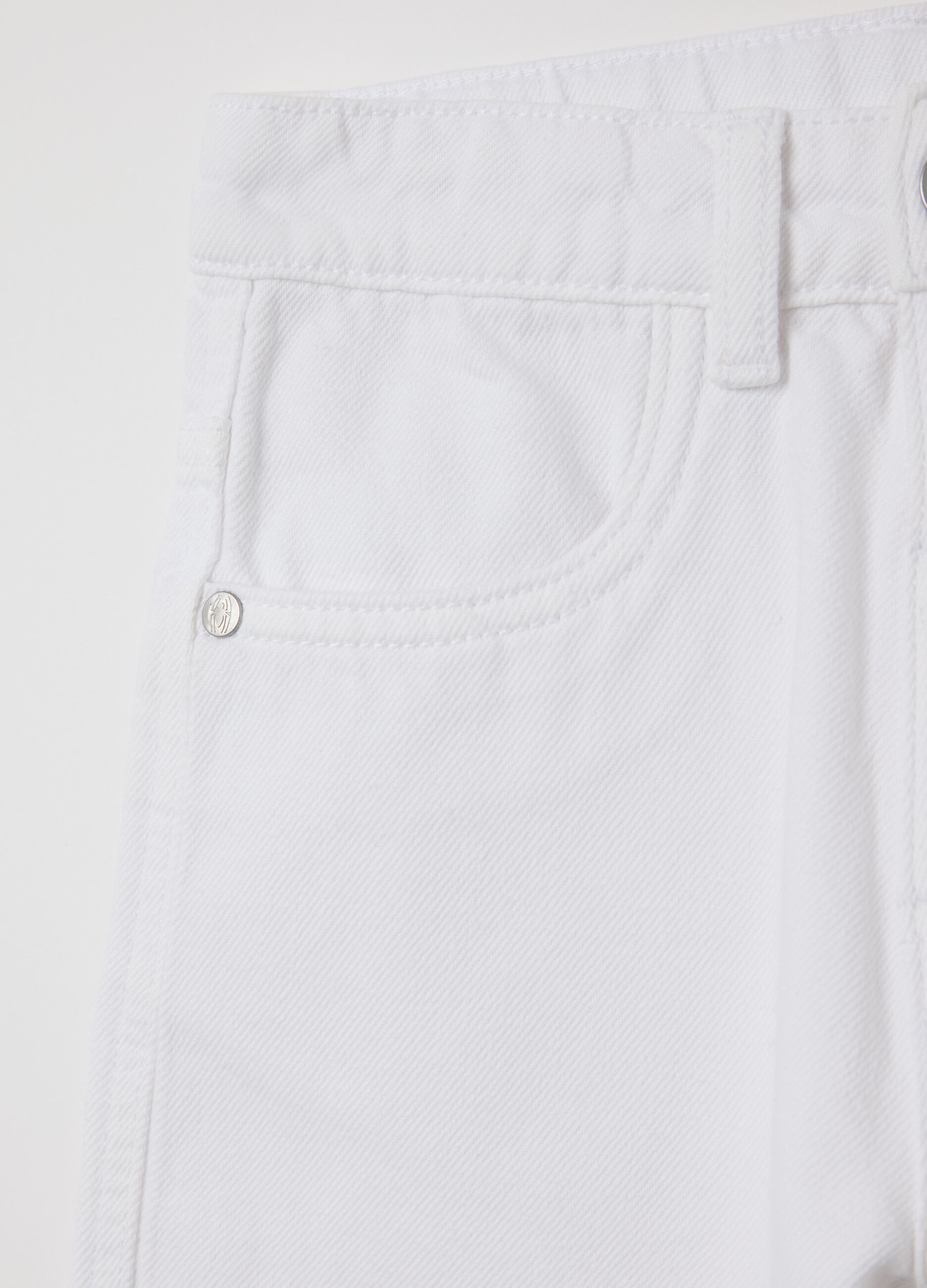 White shorts in cotton with Marvel patch