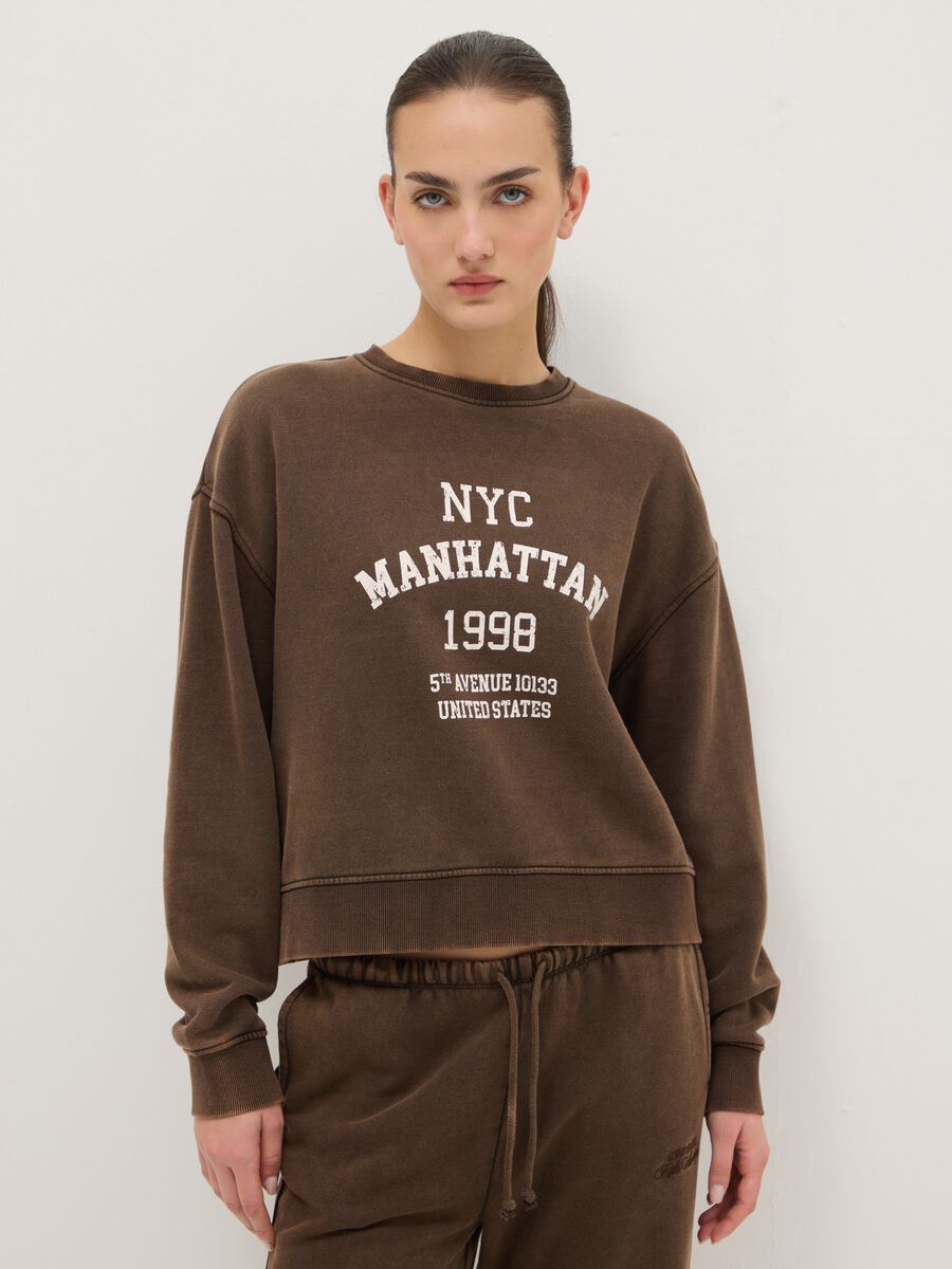 Felpa girocollo marrone in misto cotone regular fit con scritta_1