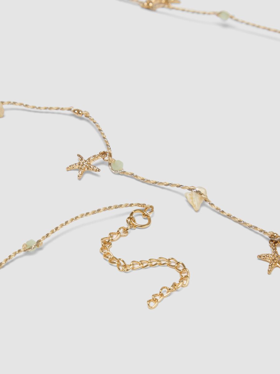 Collana beige con charms marini e pietre_2