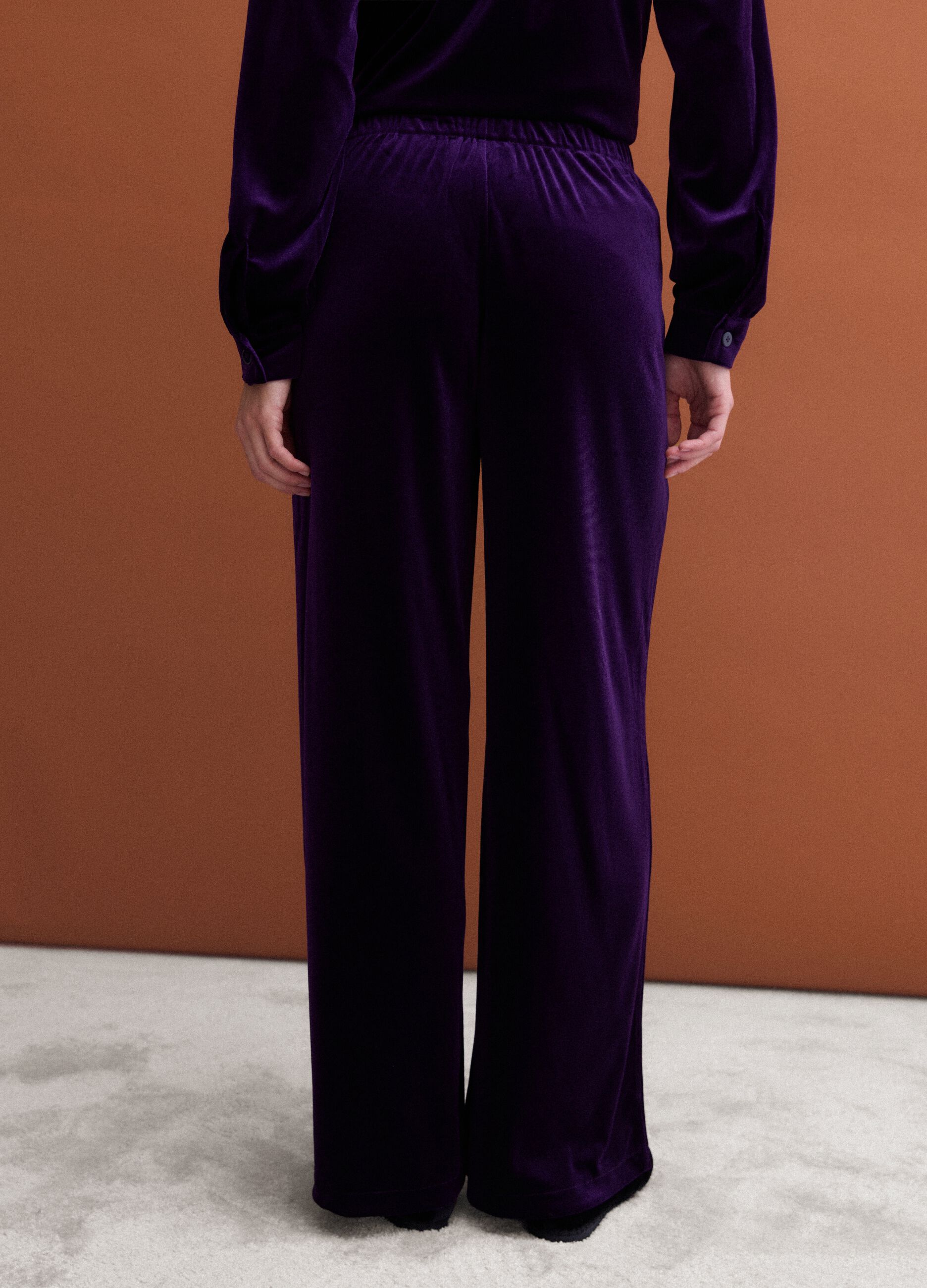 Pantaloni viola wide leg in tessuto elasticizzato effetto velluto