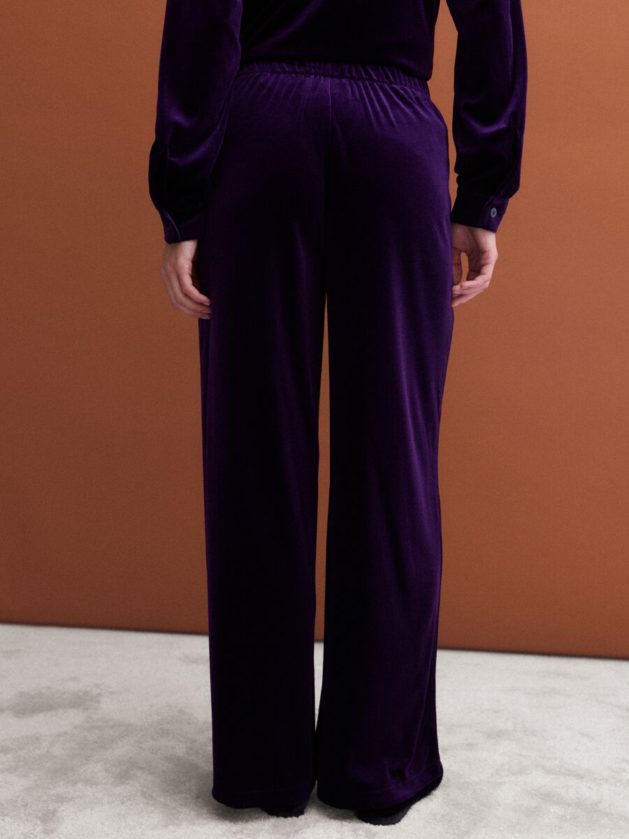 Pantaloni viola wide leg in tessuto elasticizzato effetto velluto_3