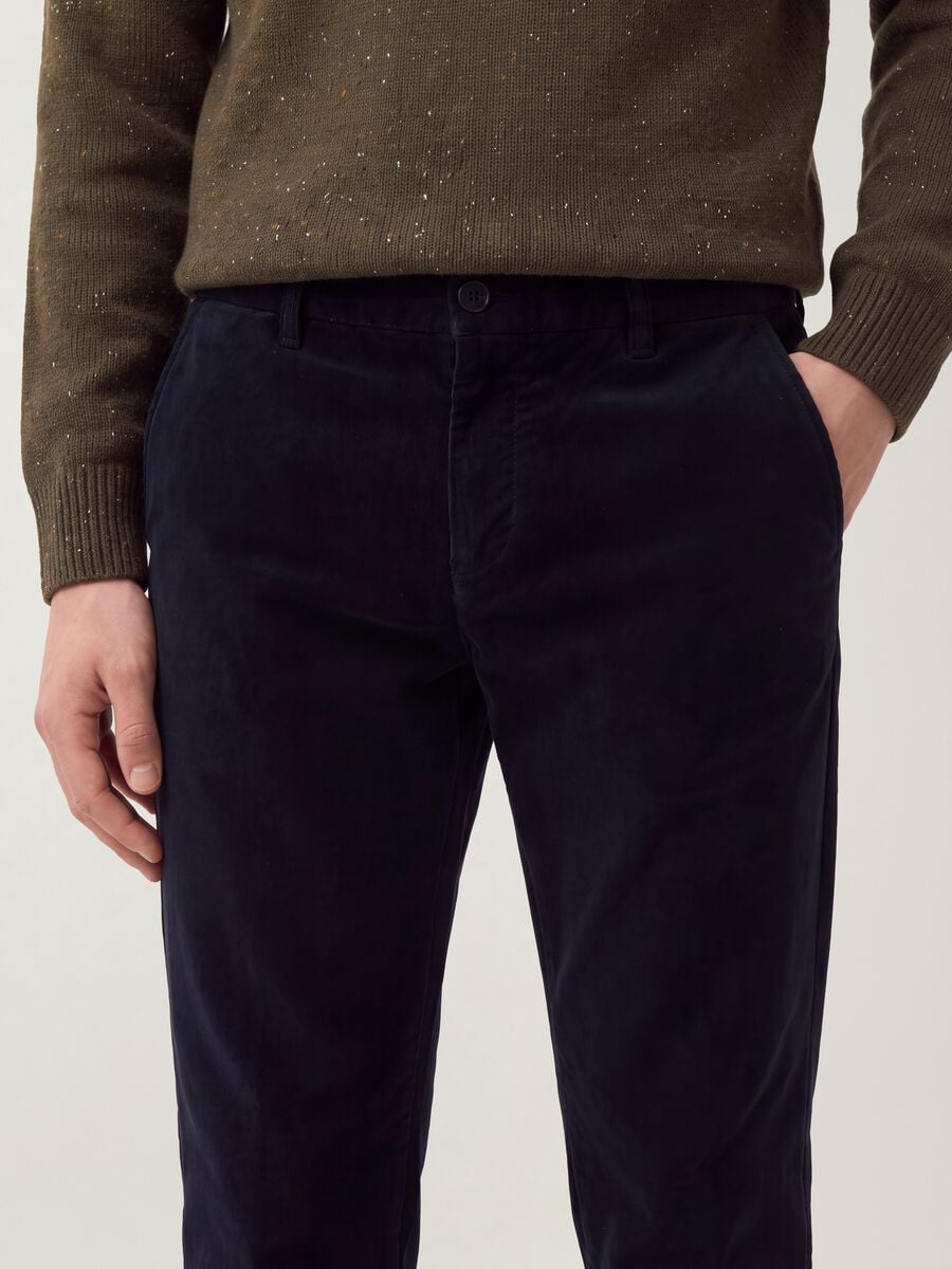 Pantaloni chino blu in cotone elasticizzato regular fit a costine_2