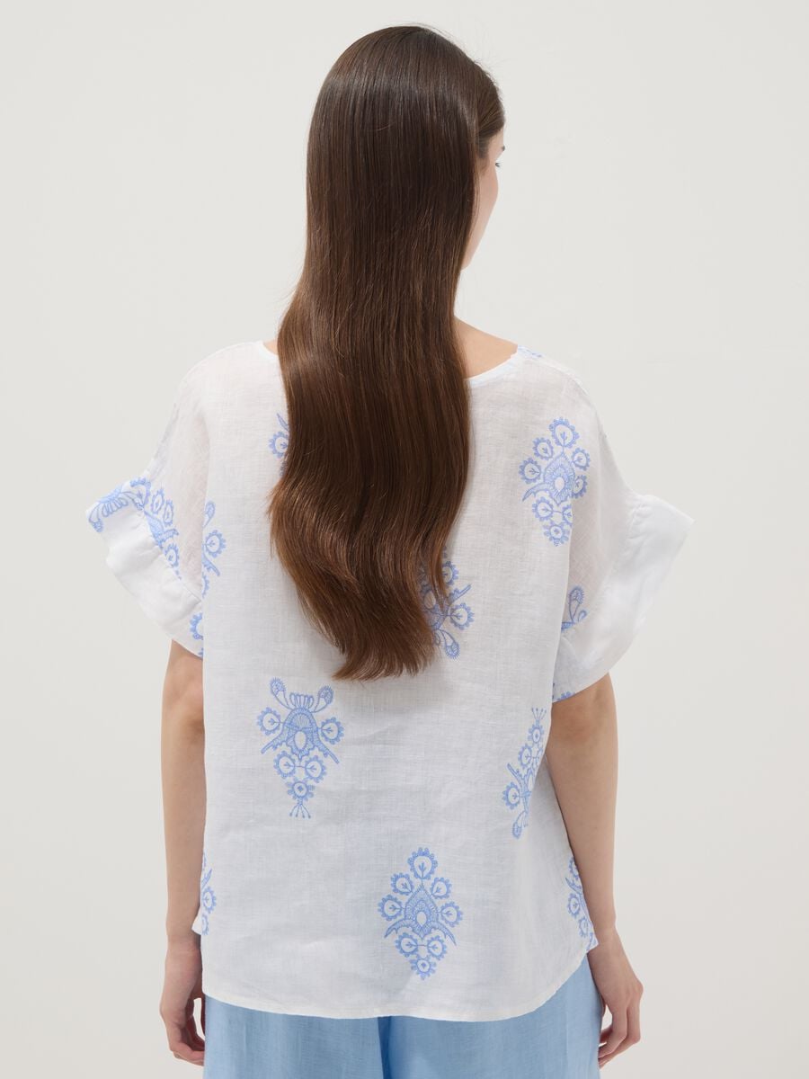 Blusa bianca in puro lino con ricami e maniche a volant regular fit_3