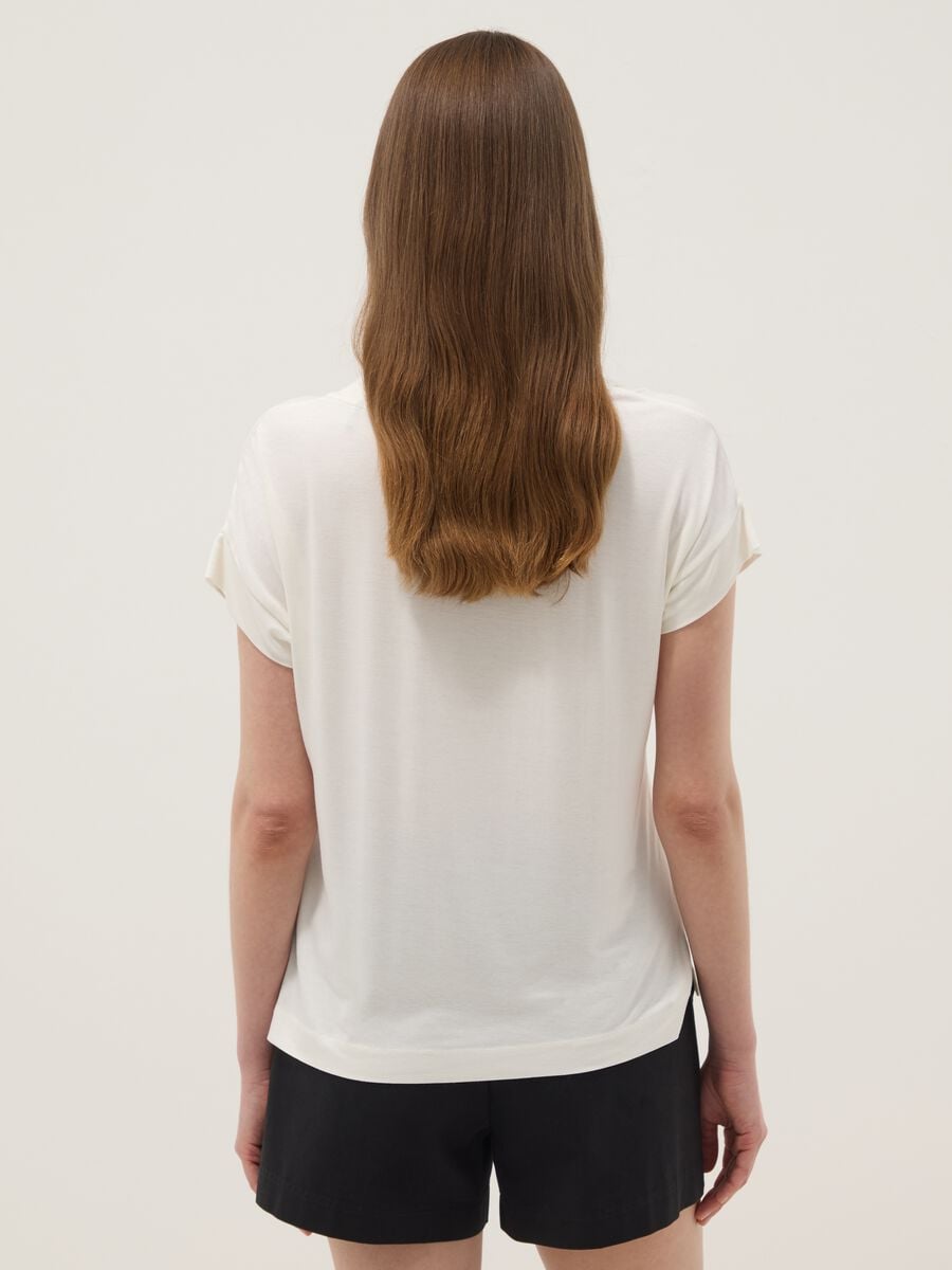 T-shirt bianca in viscosa elasticizzato regular fit_3