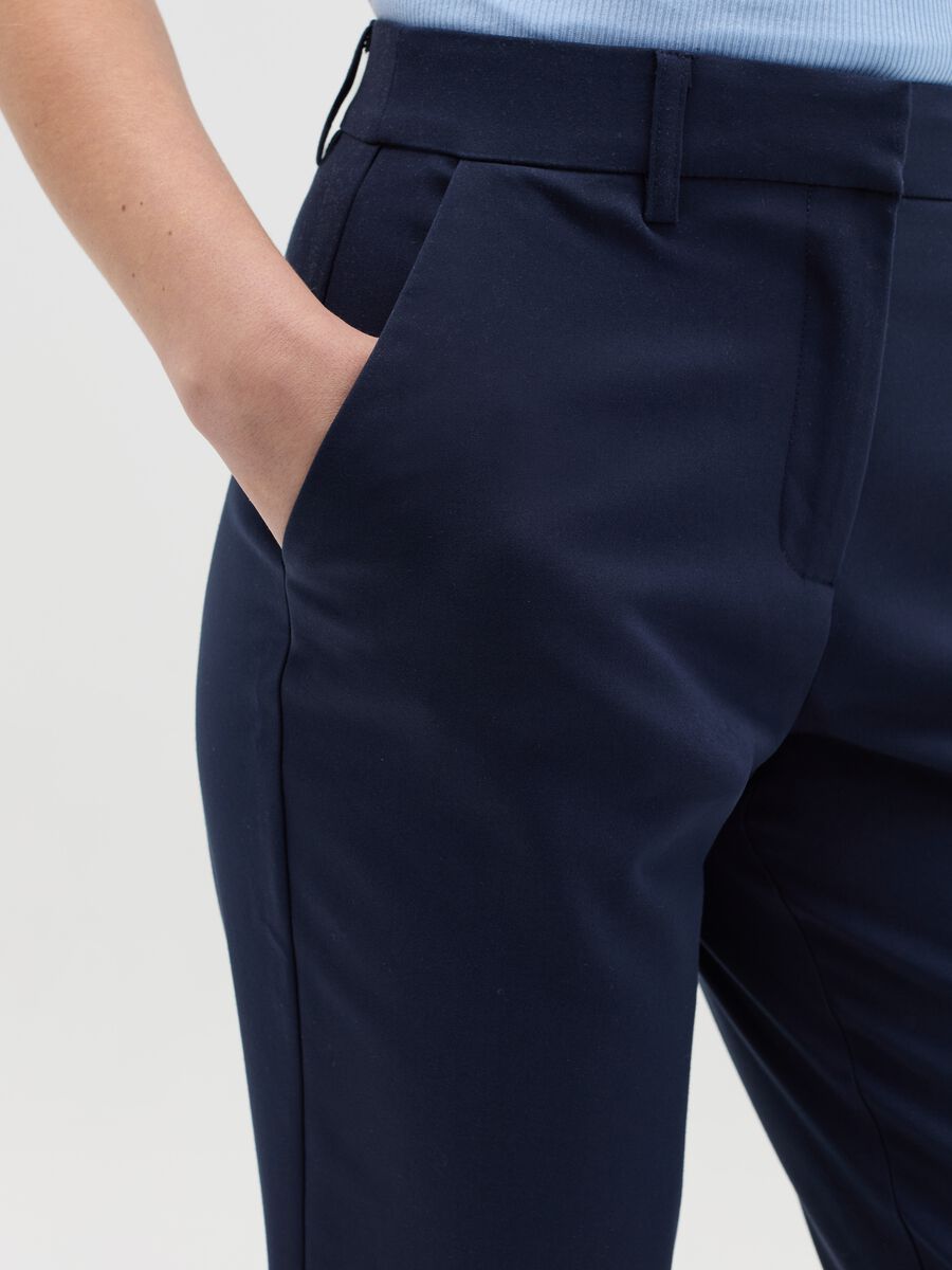 Chino trousers with pockets_2