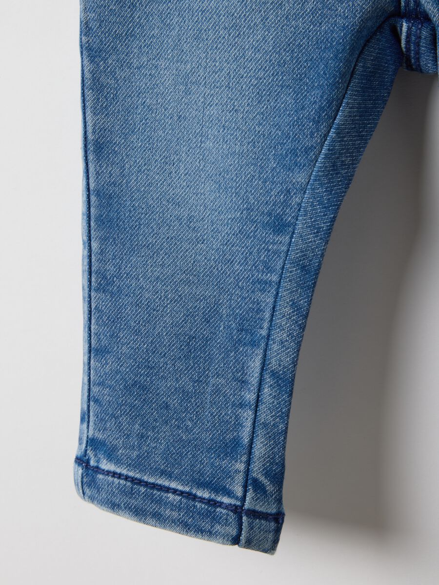 Blue cotton blend jeans for newborns regular fit_3