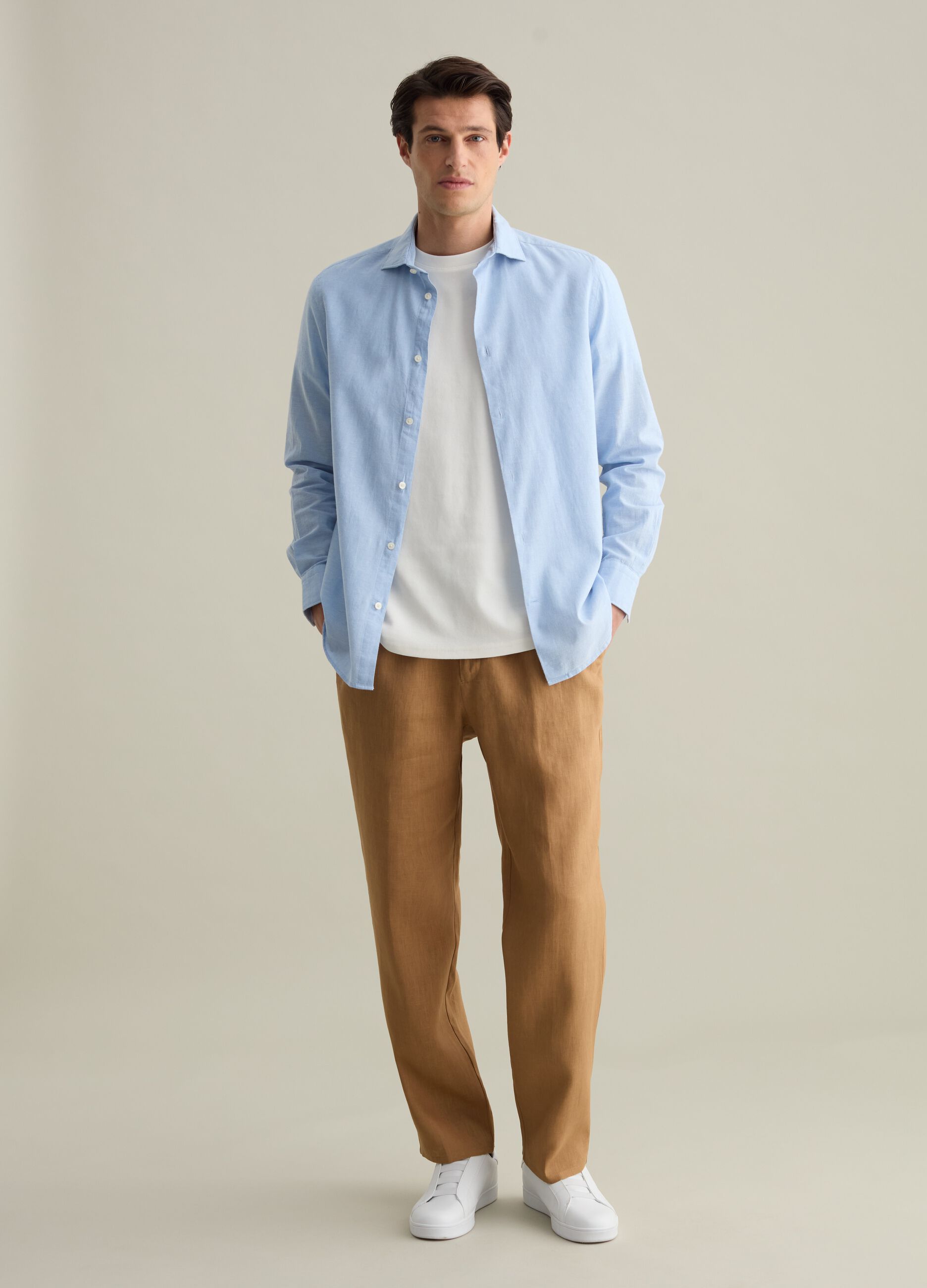 Contemporary trousers in linen