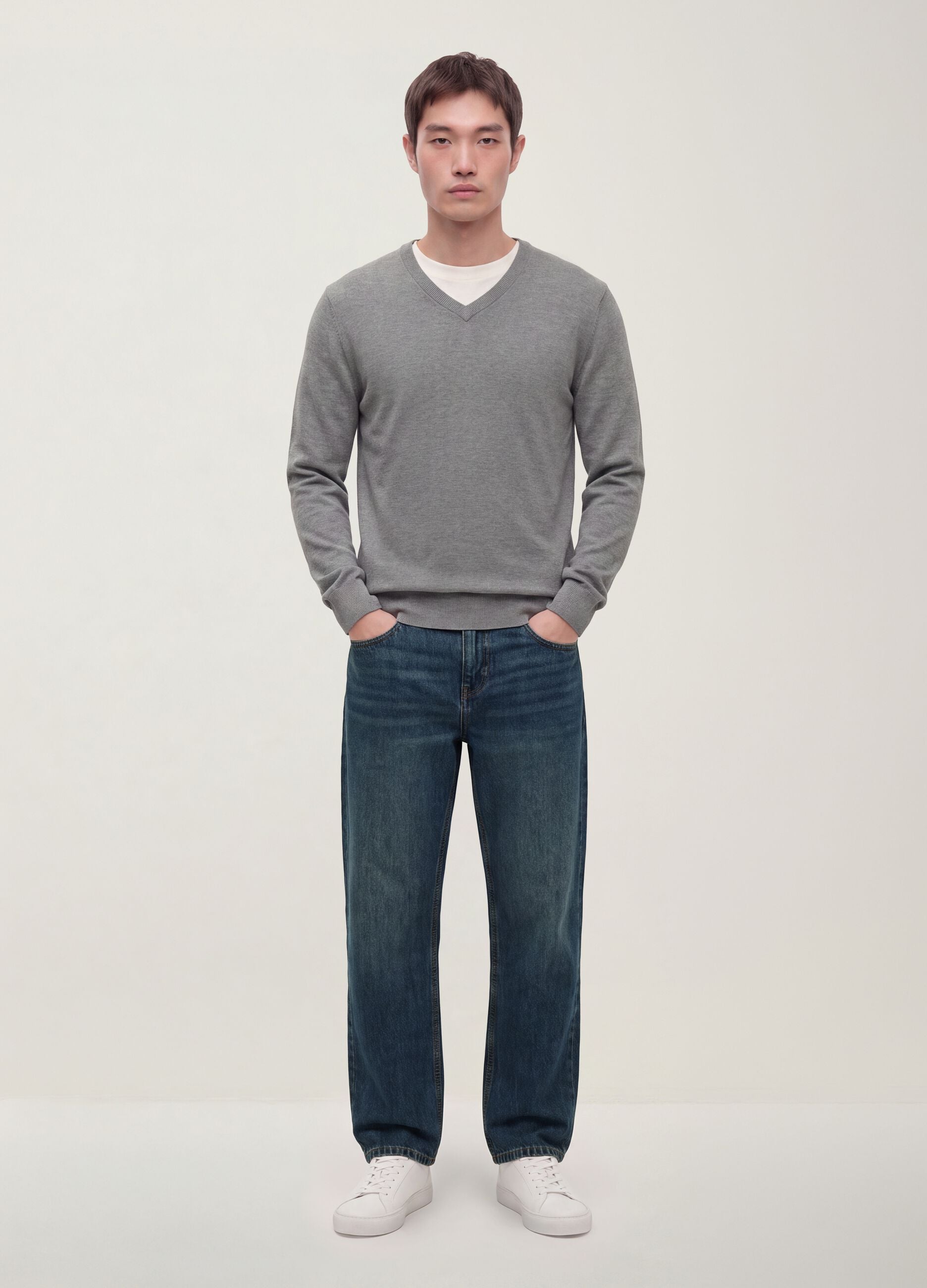 Grey V-neck jumper in viscose blend, regular fit