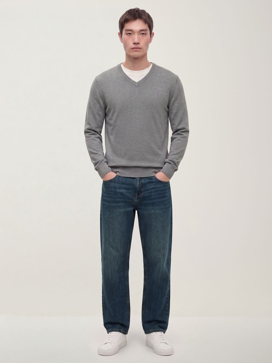 Grey viscose-blend V-neck jumper, regular fit_3