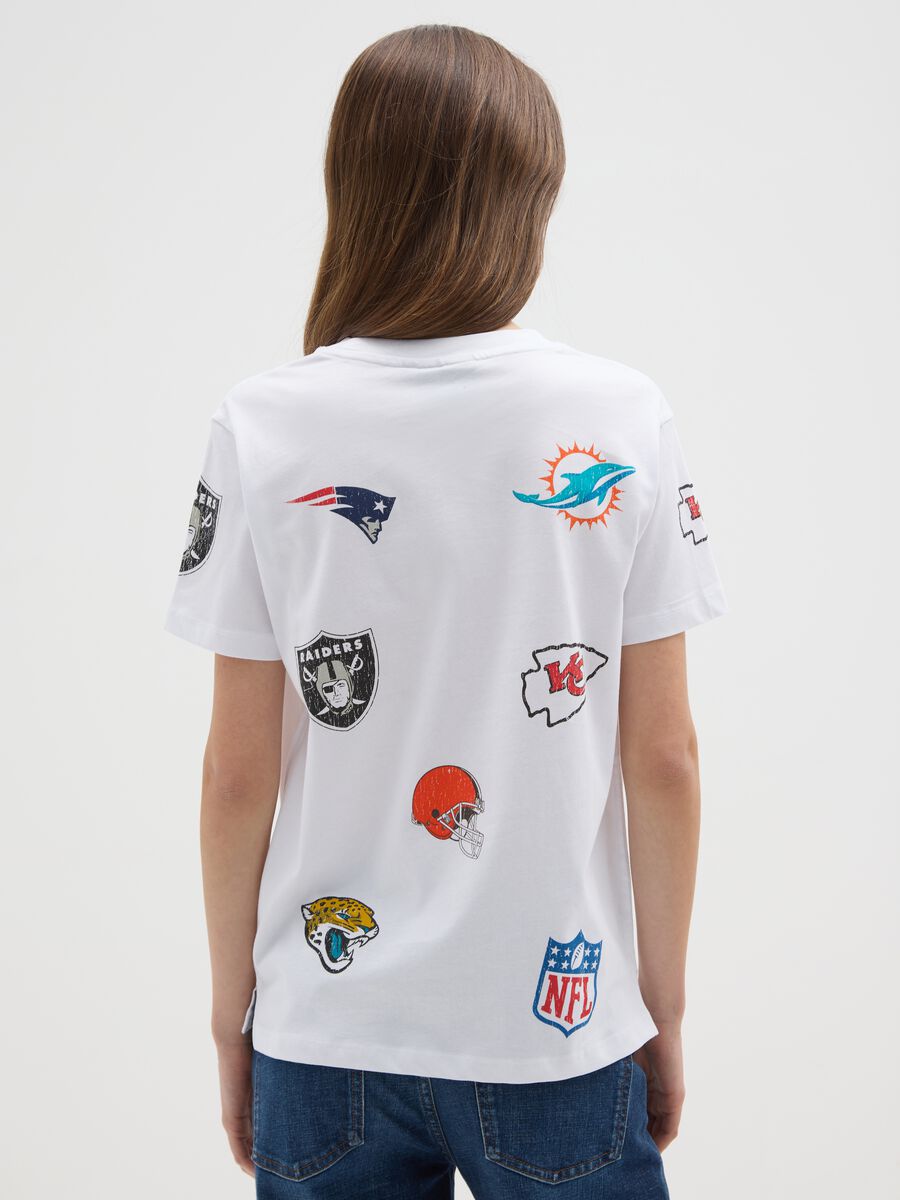 T-shirt in puro cotone bianca regular fit con loghi NFL e scollo rotondo_2