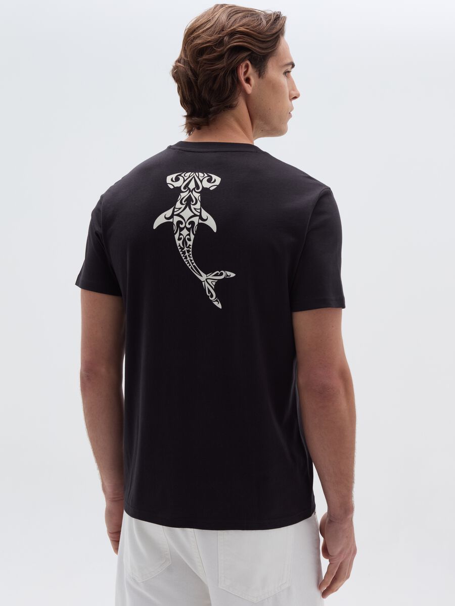 T-shirt in cotone con stampa squali_2