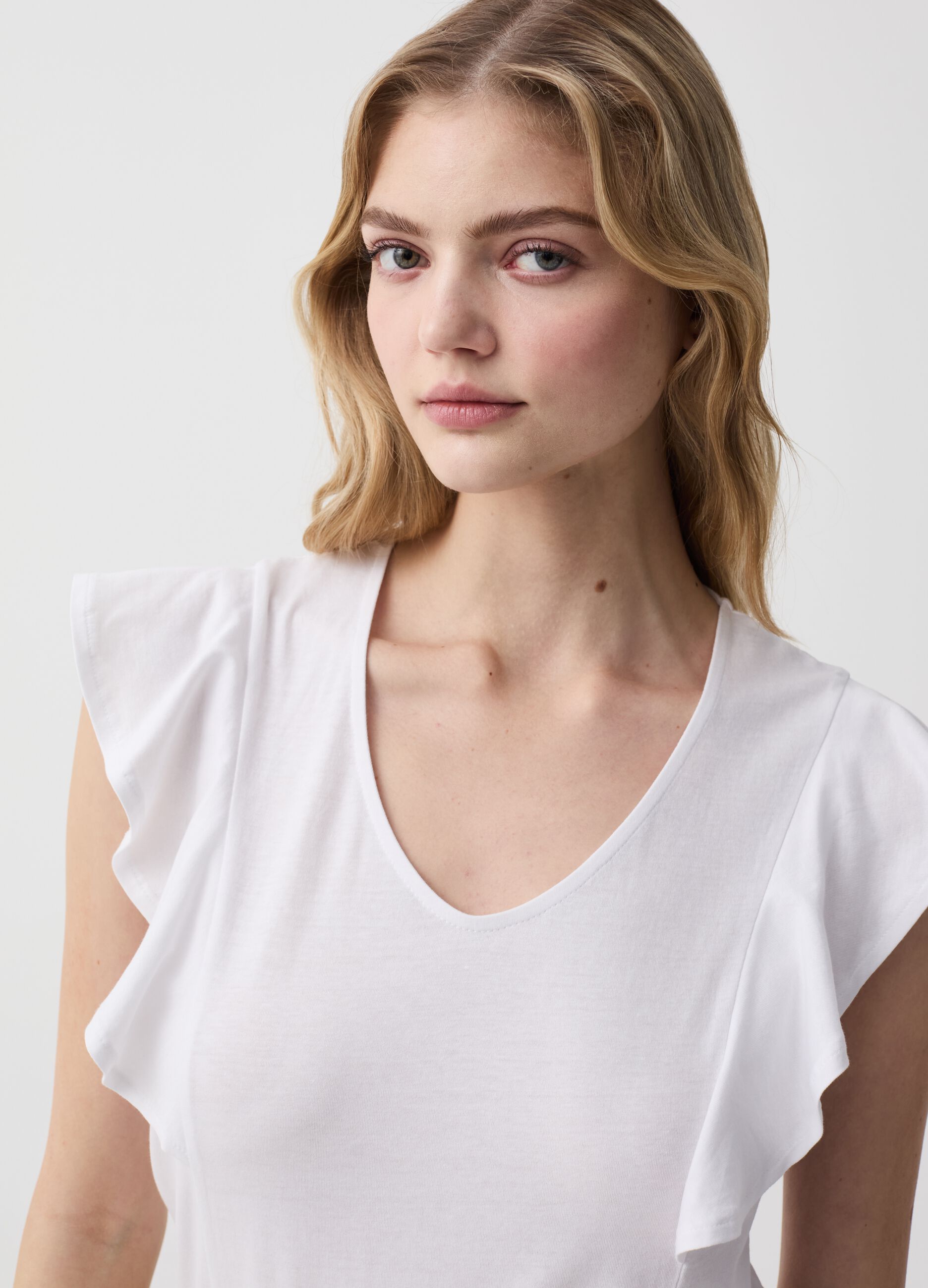 Sleeveless T-shirt with V neck and flounce