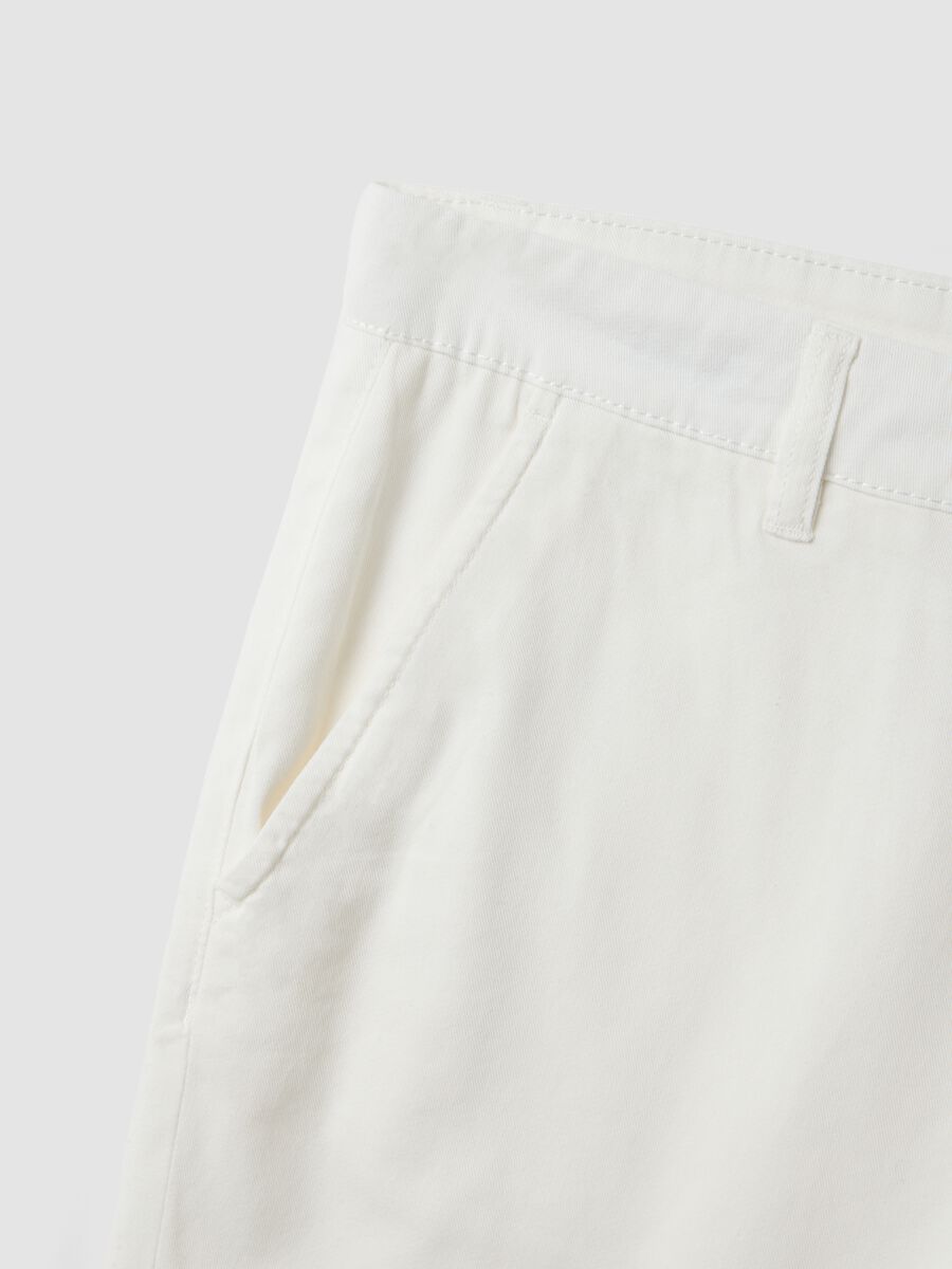 White regular-fit chino shorts_5
