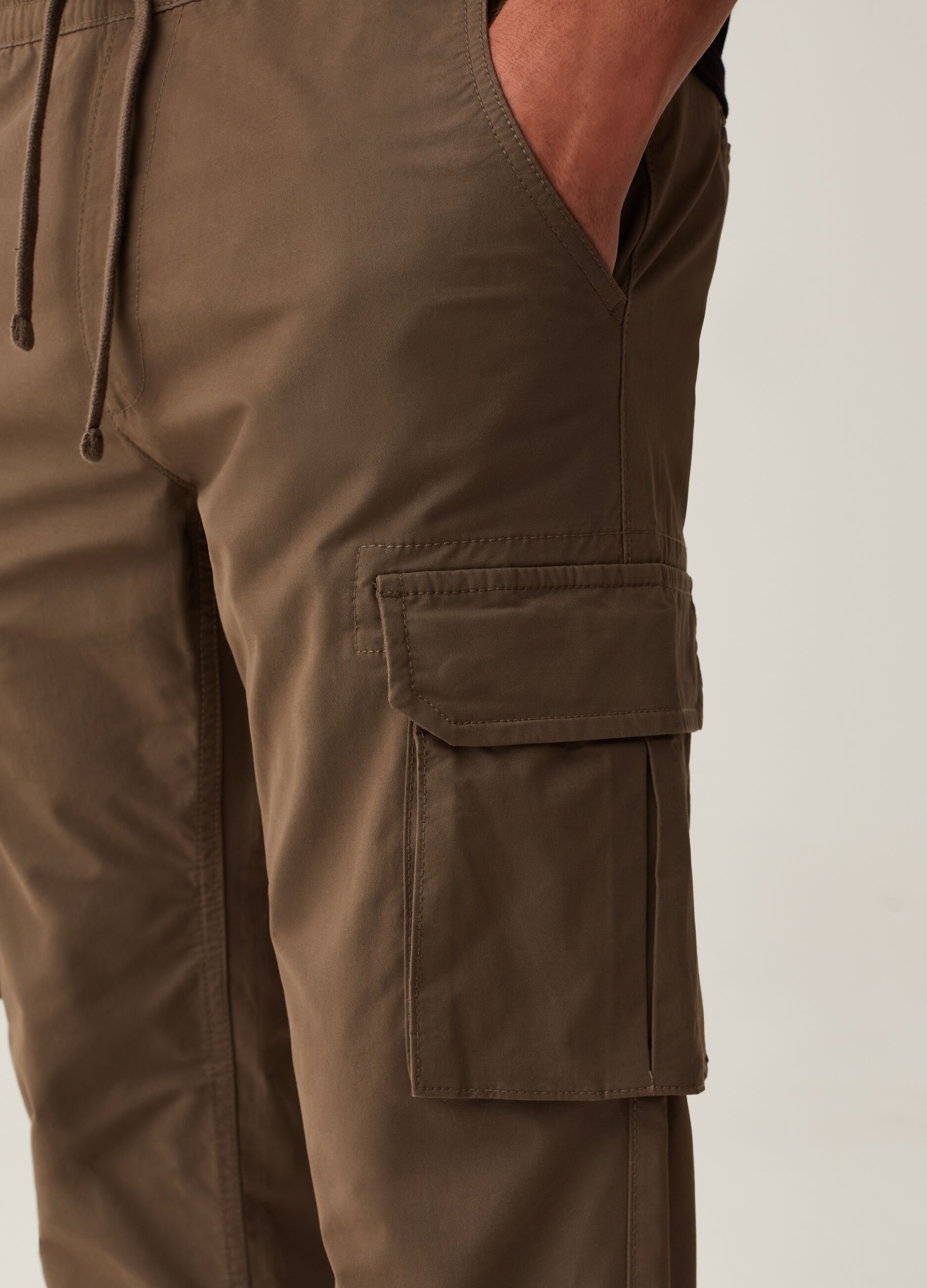 Pantalone cargo con coulisse_1