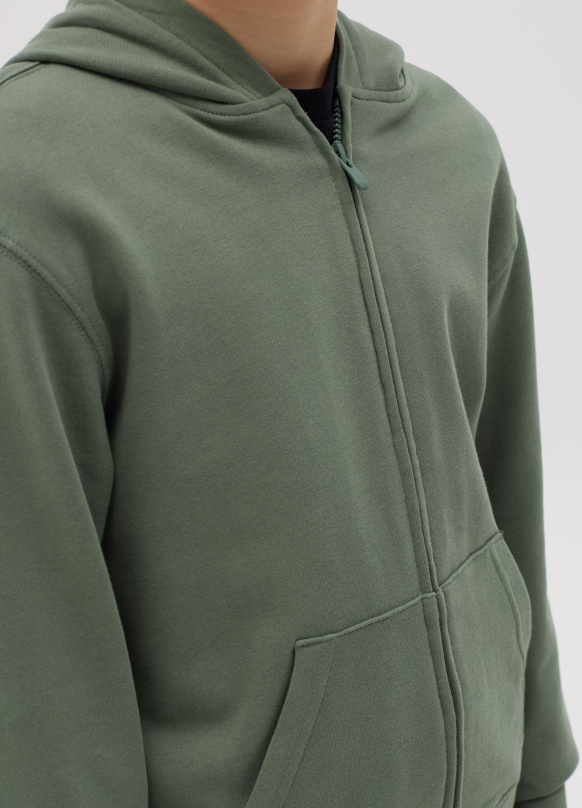 Full-zip Essential con cappuccio e tasche