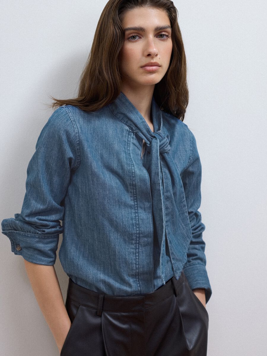 Blue denim shirt in pure cotton with neck tie, regular fit_2