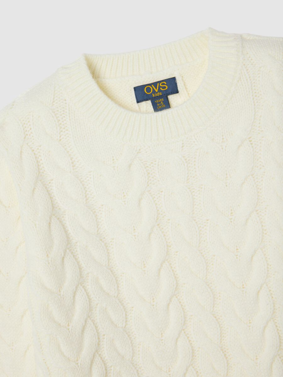Maglione da bambina bianco a trecce vestibilità over_2