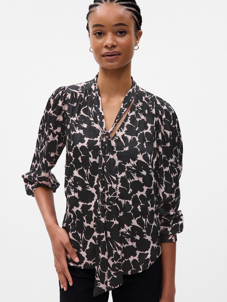 Blusa con scollo a V e foulard_0