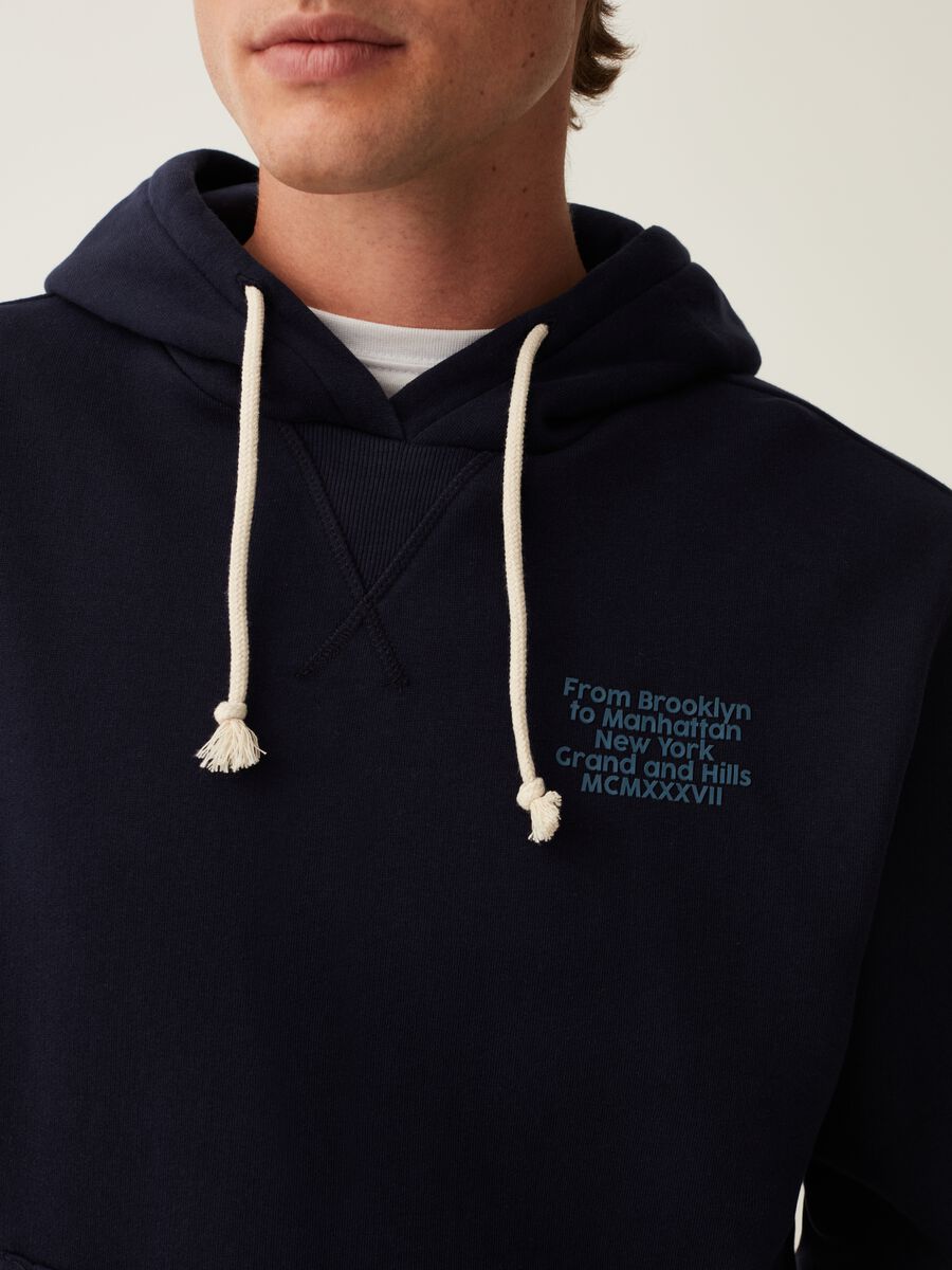 Sweatshirt with V detail and print_3