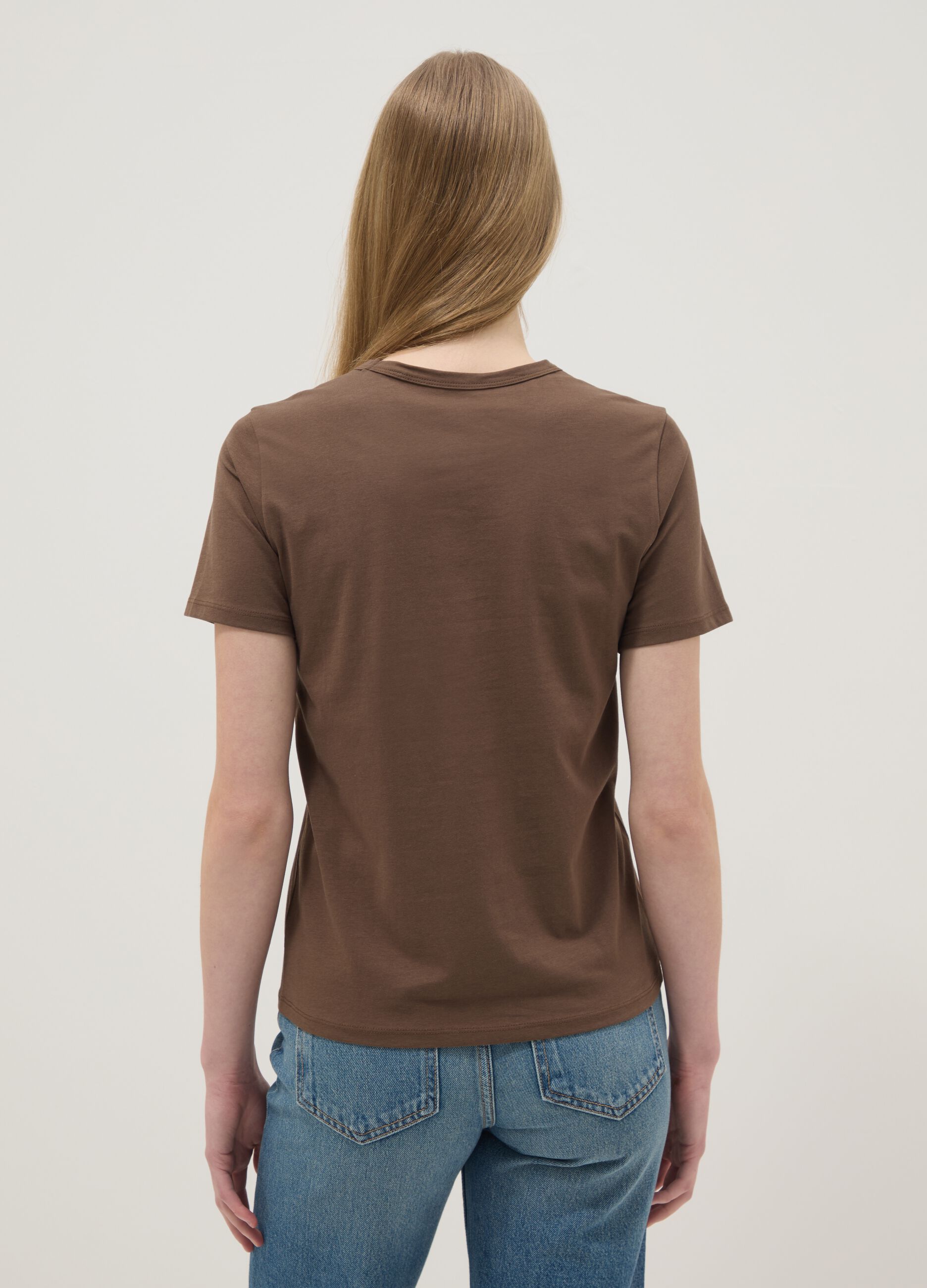 T-shirt in puro cotone marrone regular fit con taschino ricamato