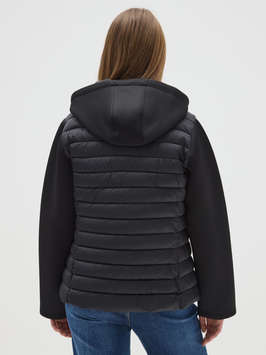 Giacca imbottita nera regular fit con cappuccio e zip_2