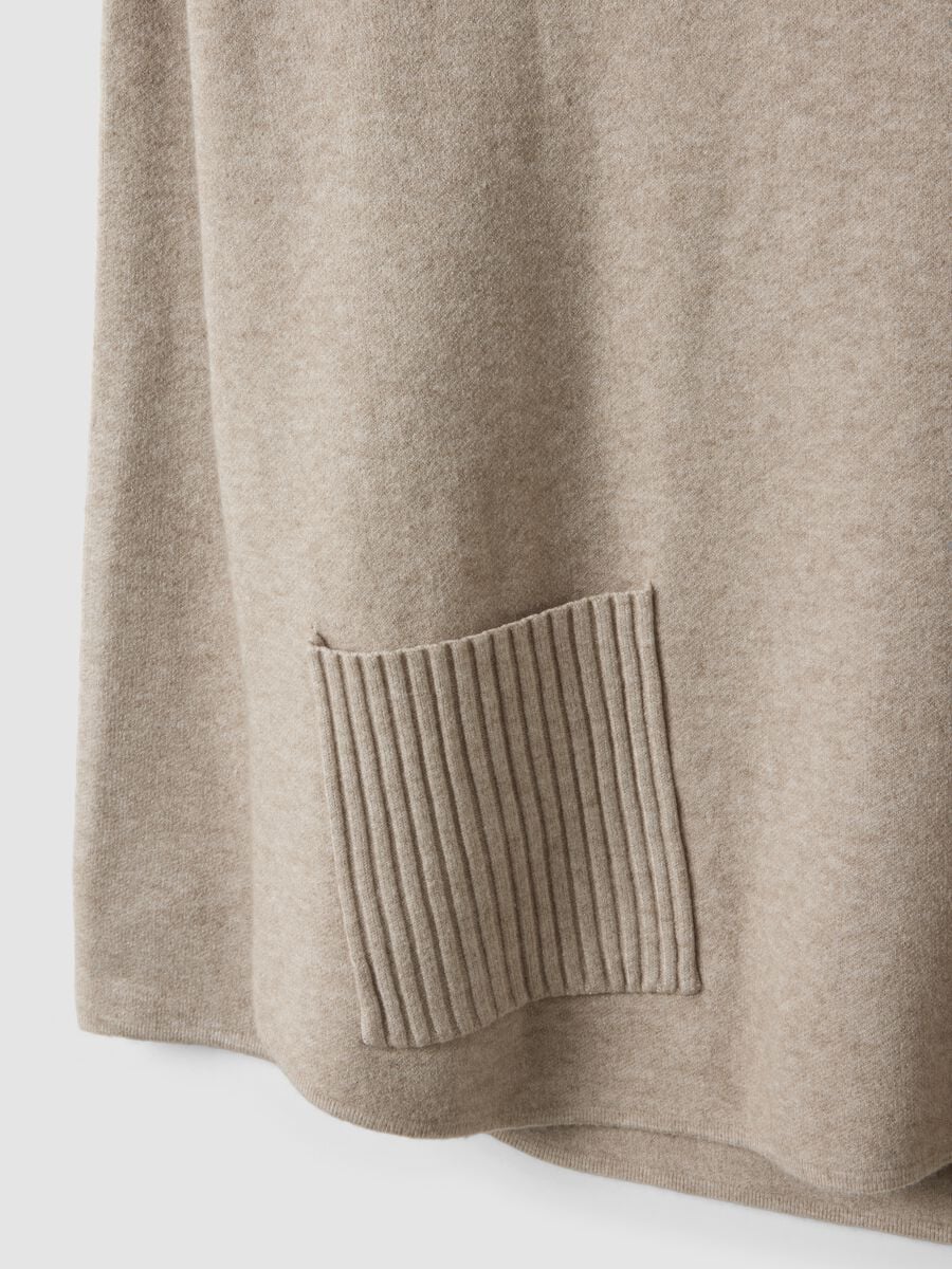Maglia cammello in misto viscosa con collo alto a costine regular fit_5