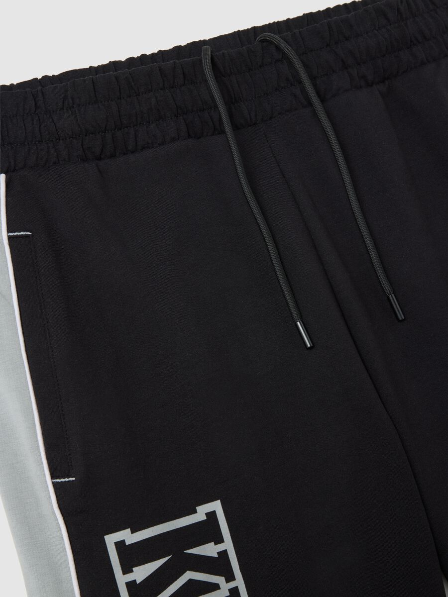 Black Sports Shorts with Kings Print_5