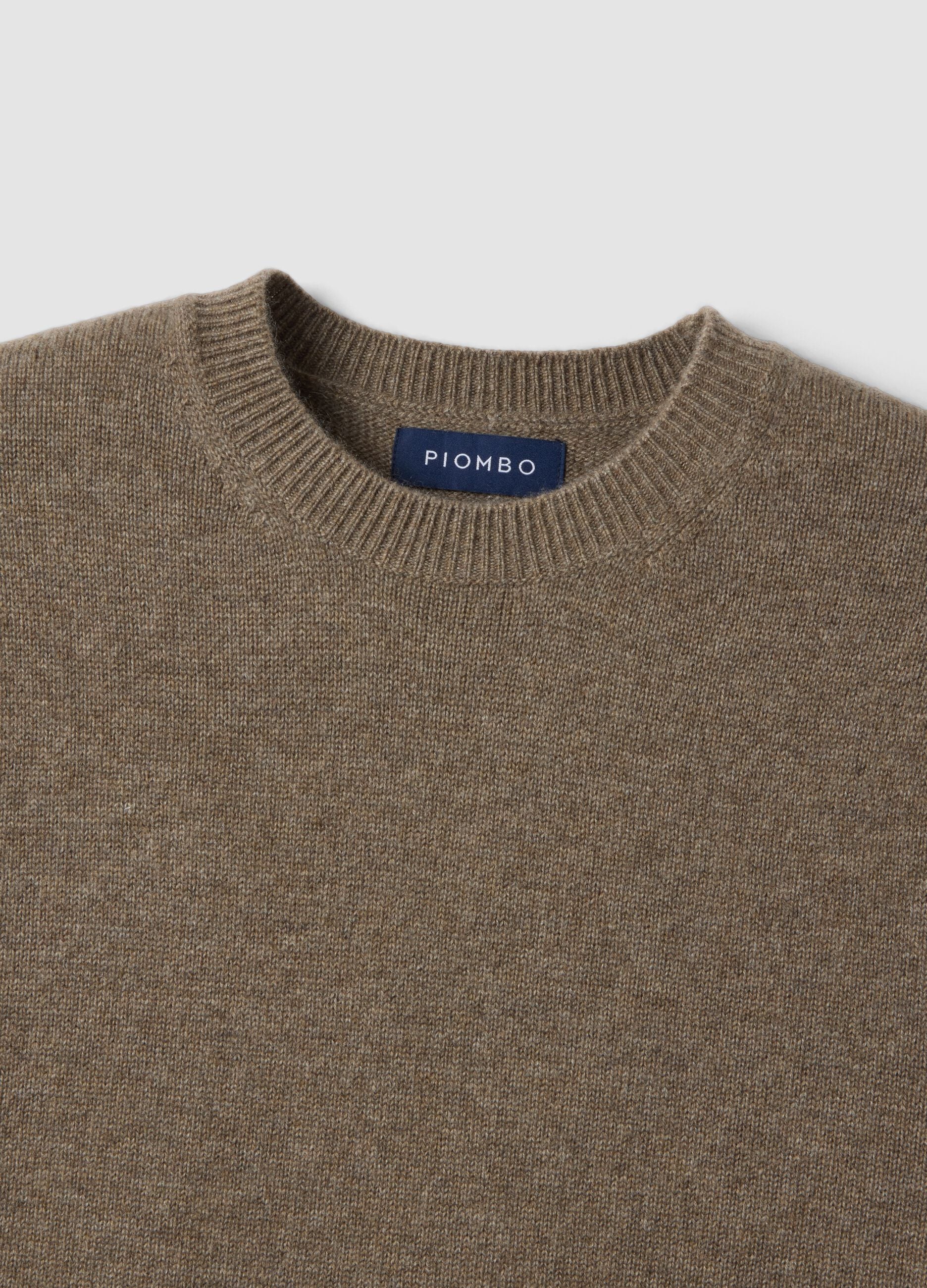 Maglia marrone in puro cashmere a girocollo regular fit