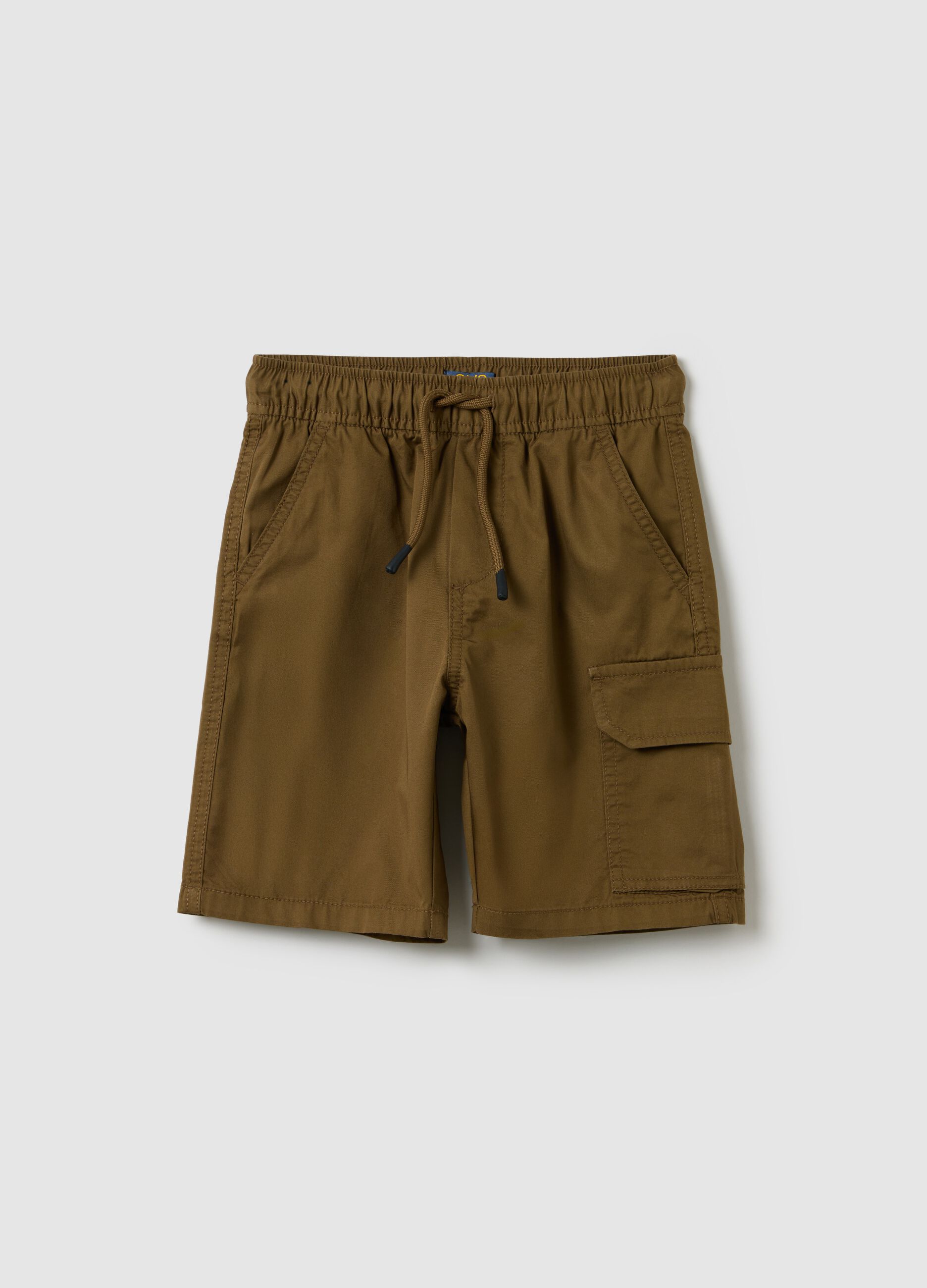 Boys’ shorts in 100% brown cotton with regular fit and cargo pockets