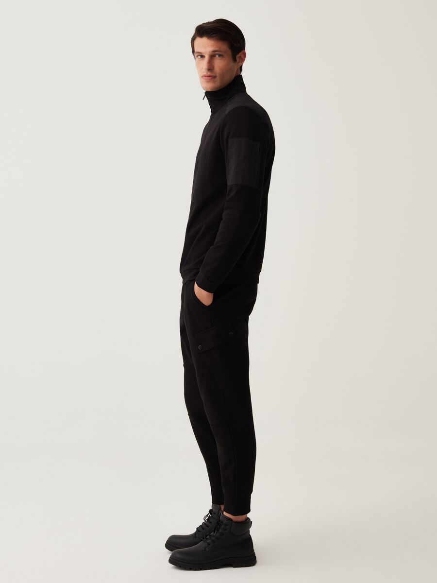 LESS IS BETTER Joggers cargo in pile_0