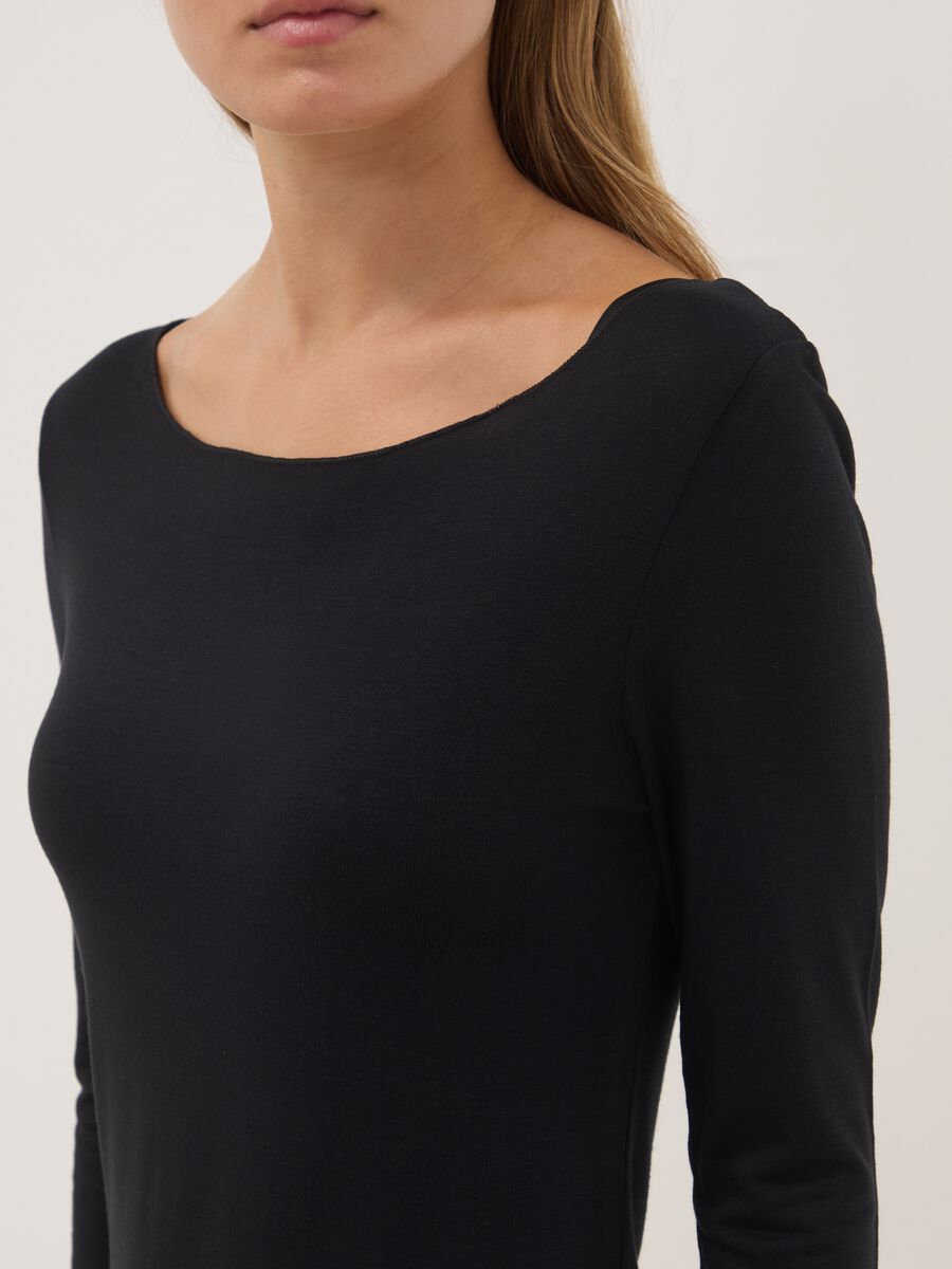 T-shirt nera in modal elasticizzato con girocollo regular fit_2