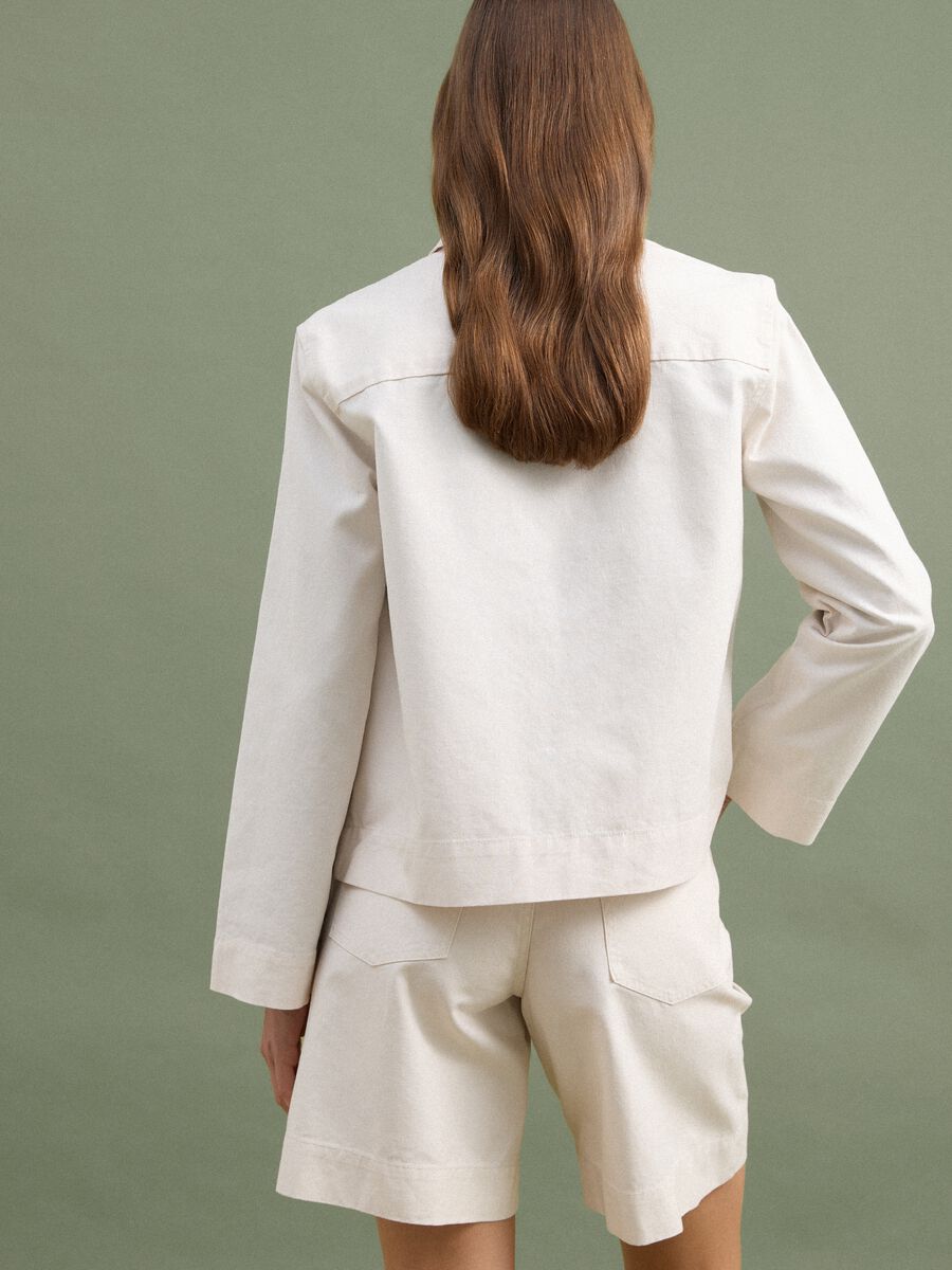 Blazer bianco in misto lino e lyocell con ricami a contrasto regular fit_3