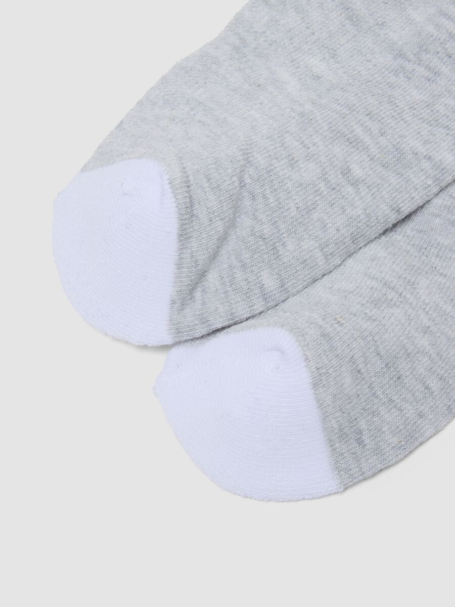 Tripack di calze sportive bianche e grigie alla caviglia in cotone organico elasticizzato_2