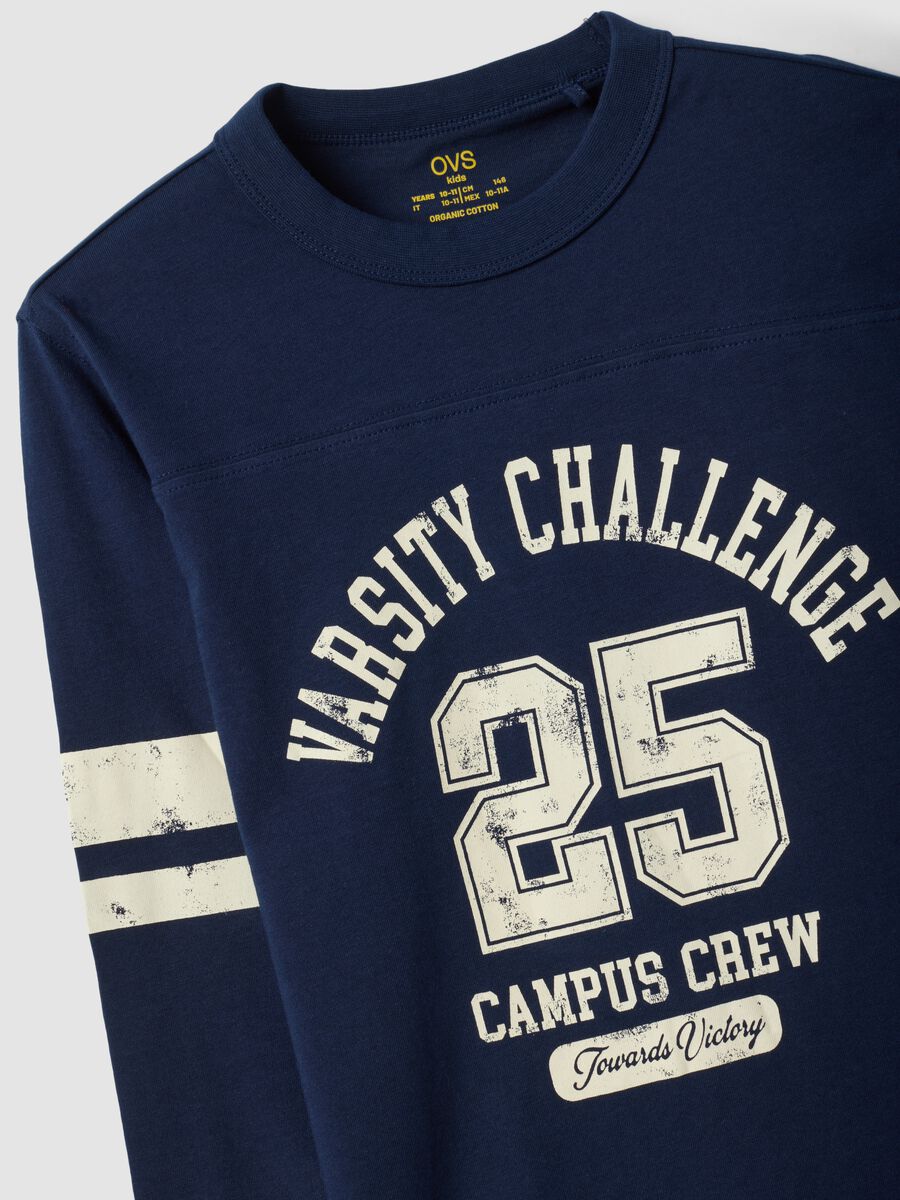 T-shirt blu in puro cotone organico con stampa college per ragazzo_2