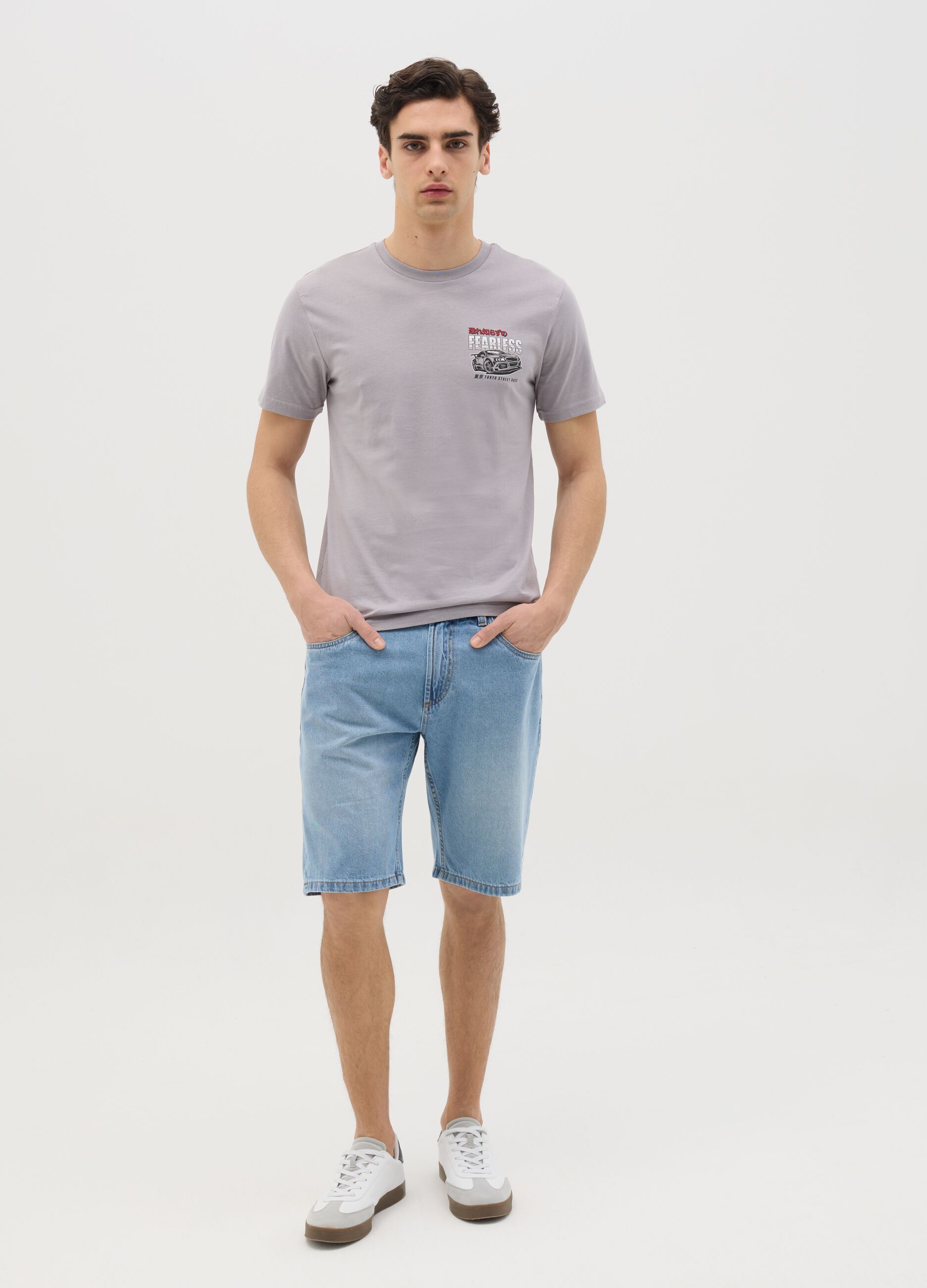 T-shirt in cotone con stampa auto da corsa "Fearless"