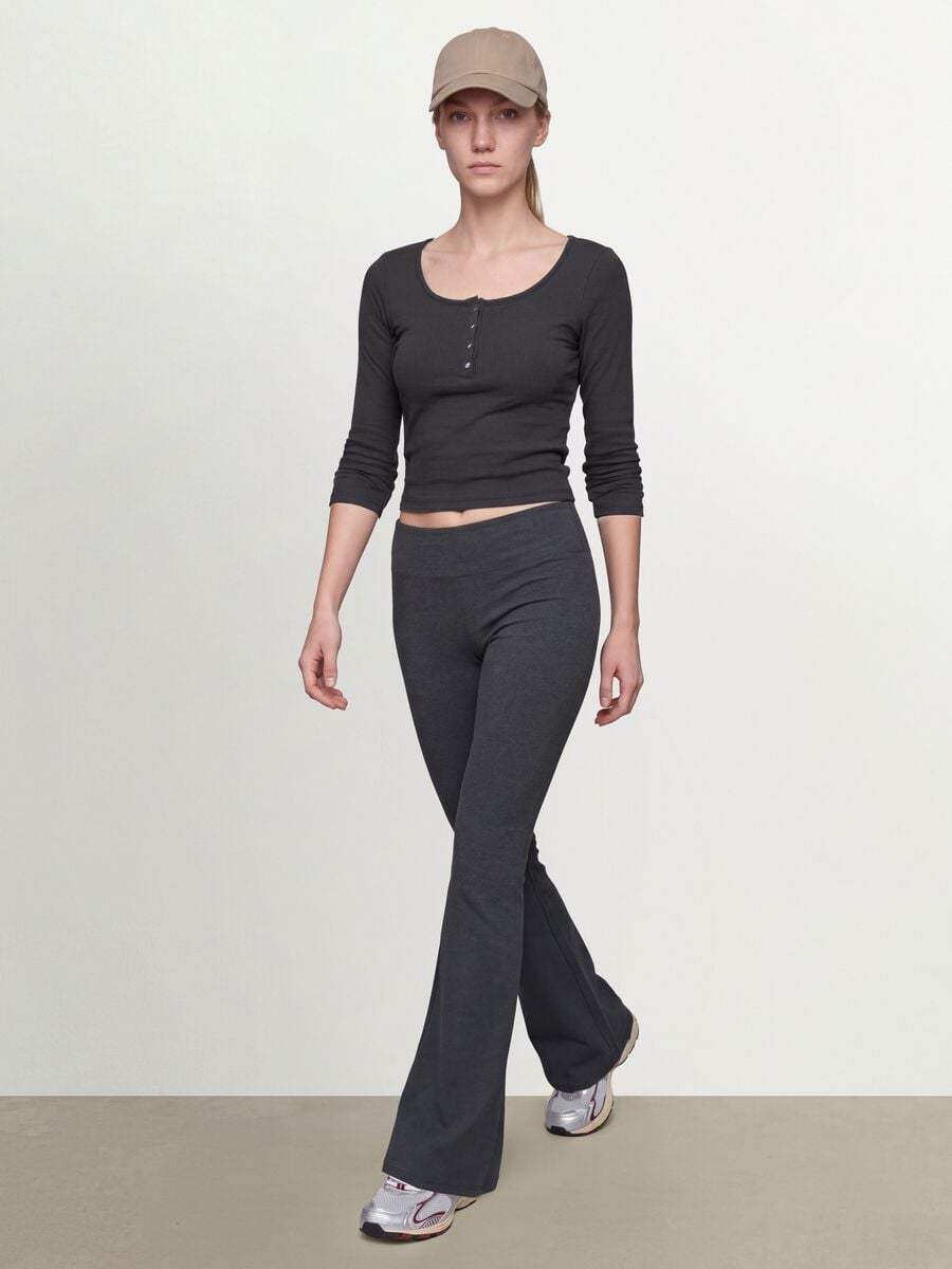 T-shirt nera in viscosa elasticizzata con girocollo_1