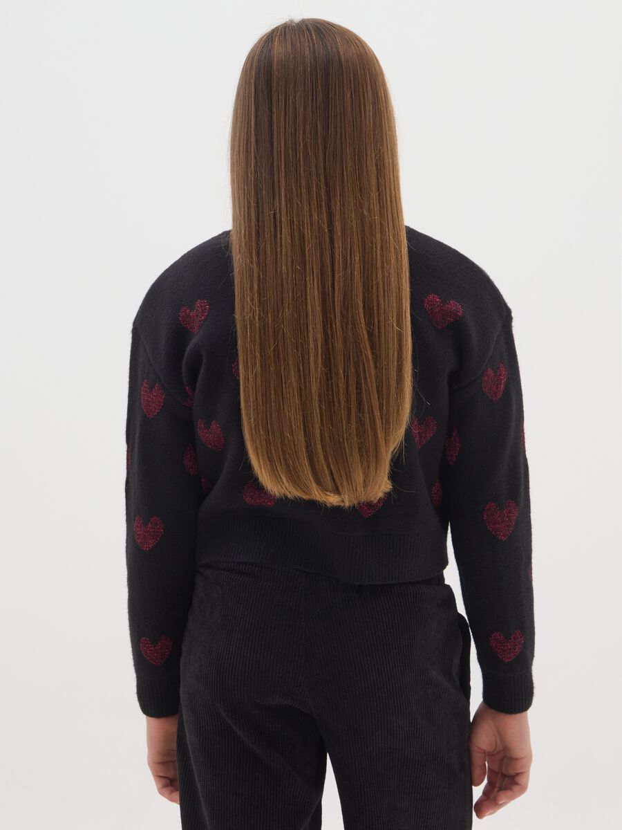 Maglione nero da ragazza regular fit con cuori decorativi_1