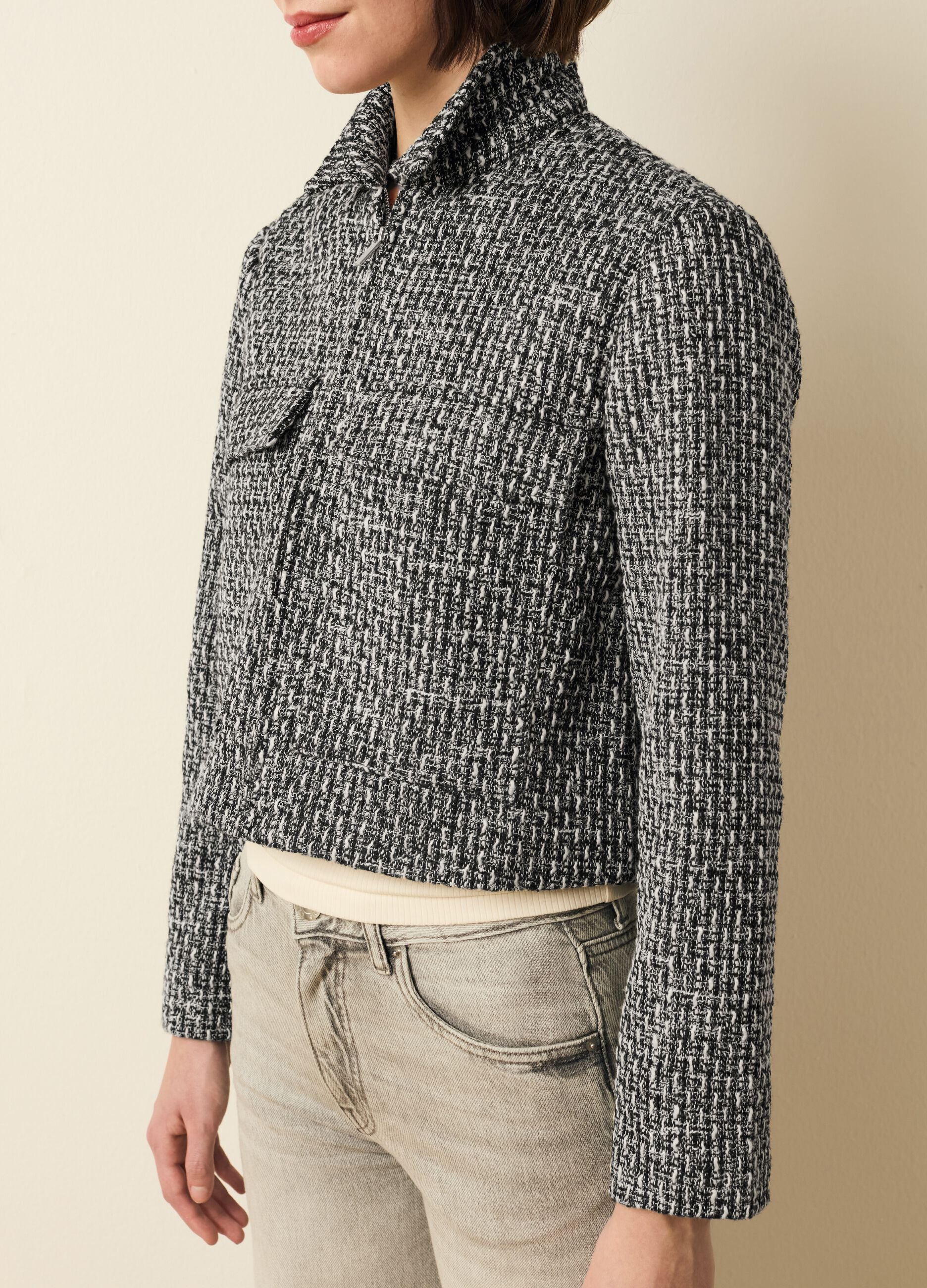 Giacca corta in tweed con trama geometrica