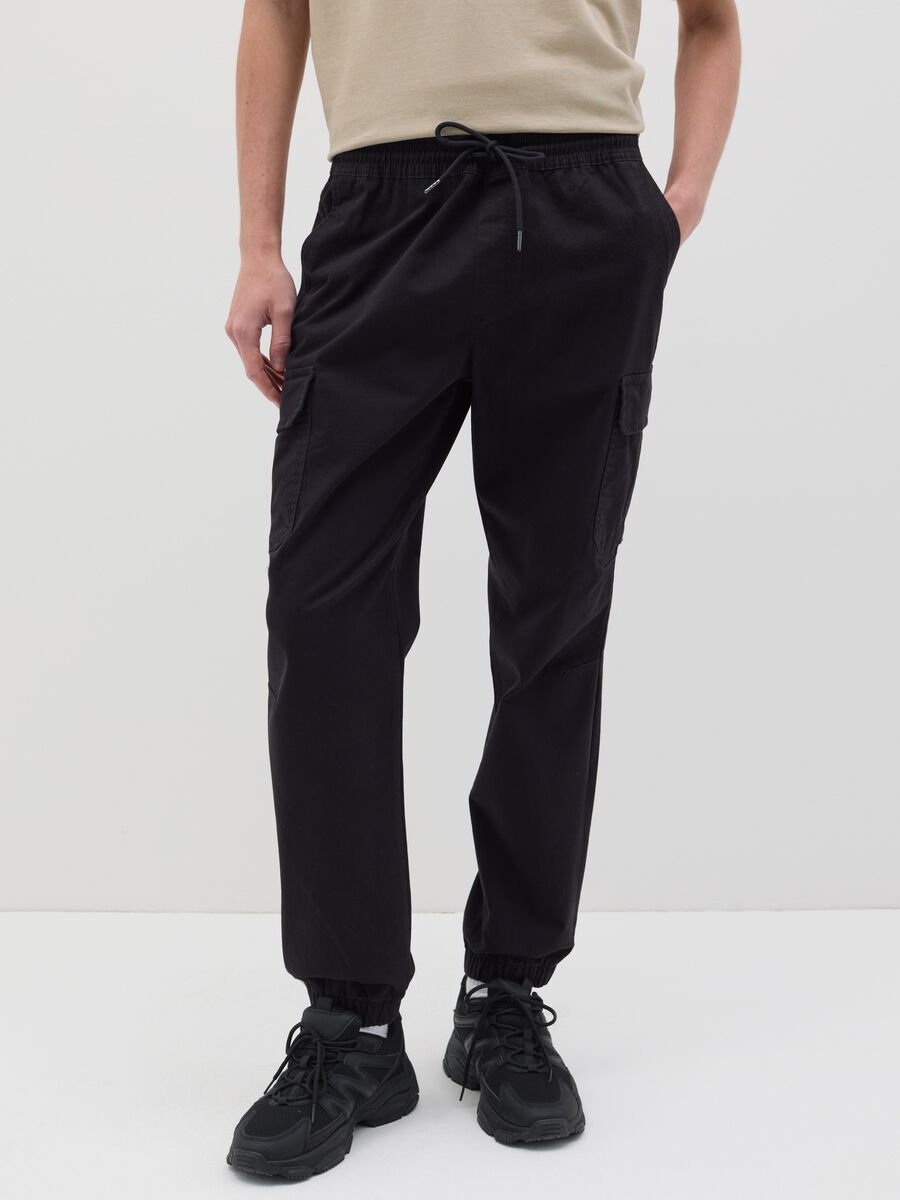 Joggers cargo neri con coulisse_1